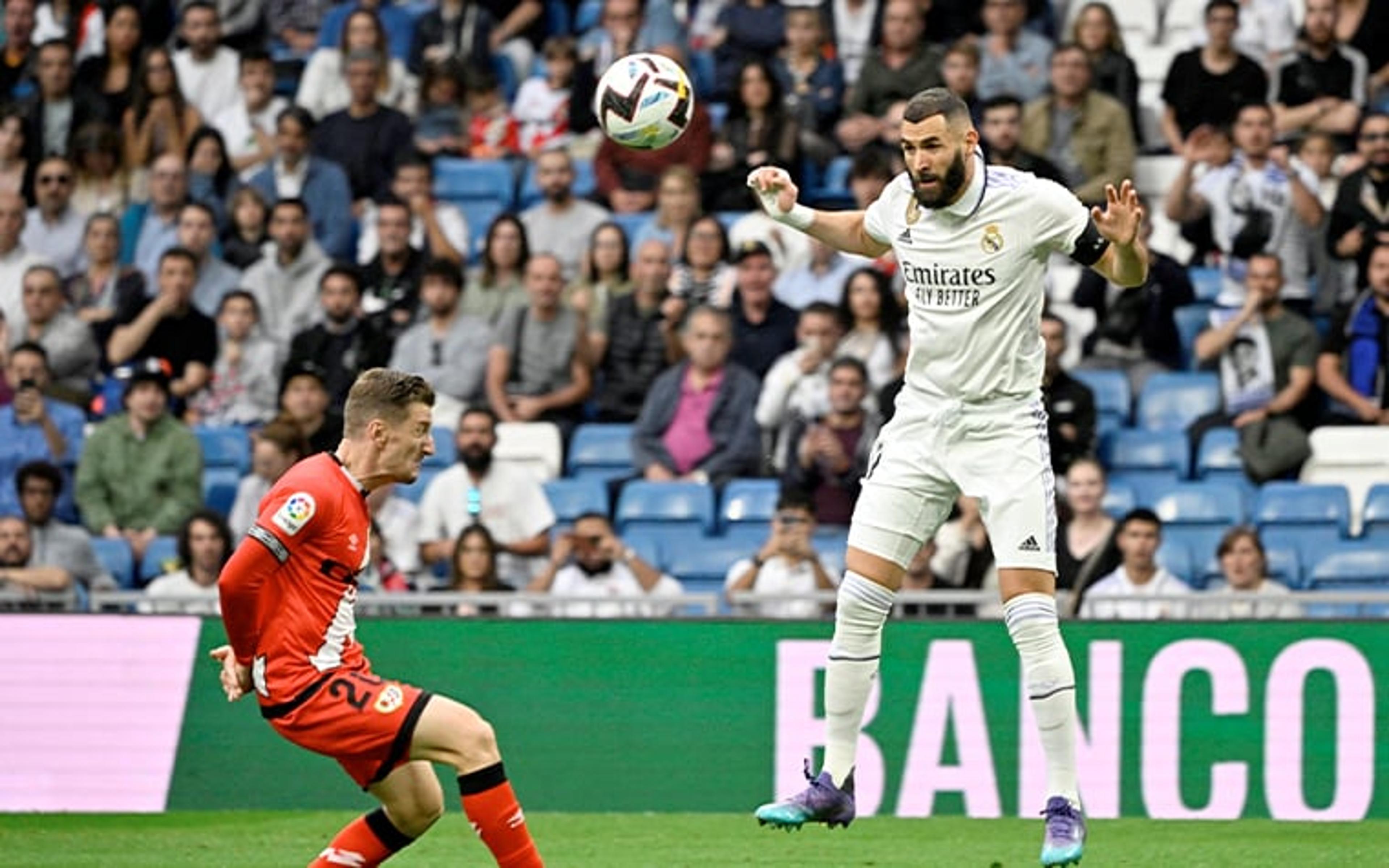 Benzema disputa jogo pelo Real Madrid machucado e passa por procedimento médico após partida