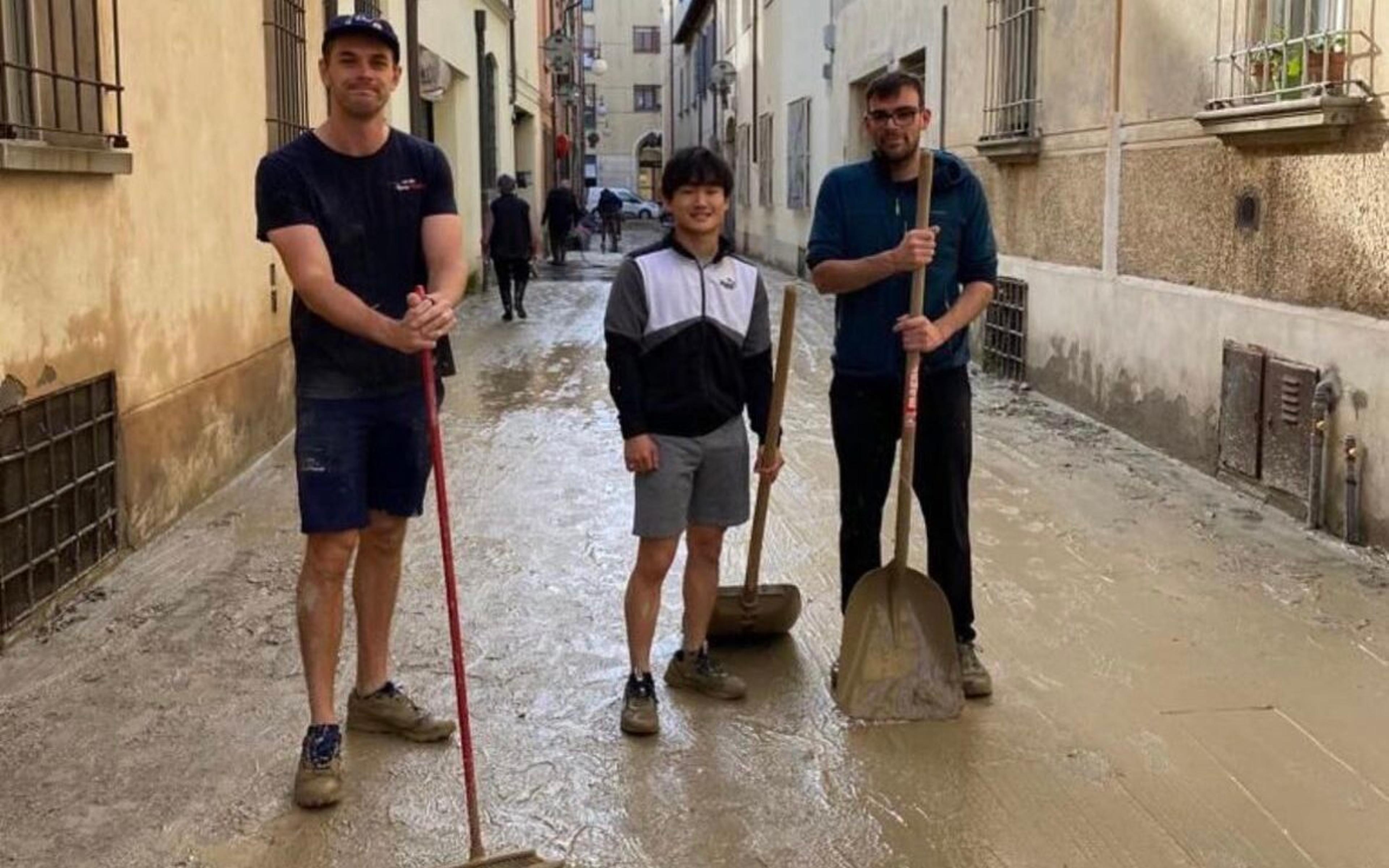 Yuki Tsunoda, da F1, ajuda habitantes de cidade da Itália com limpeza das ruas após enchentes