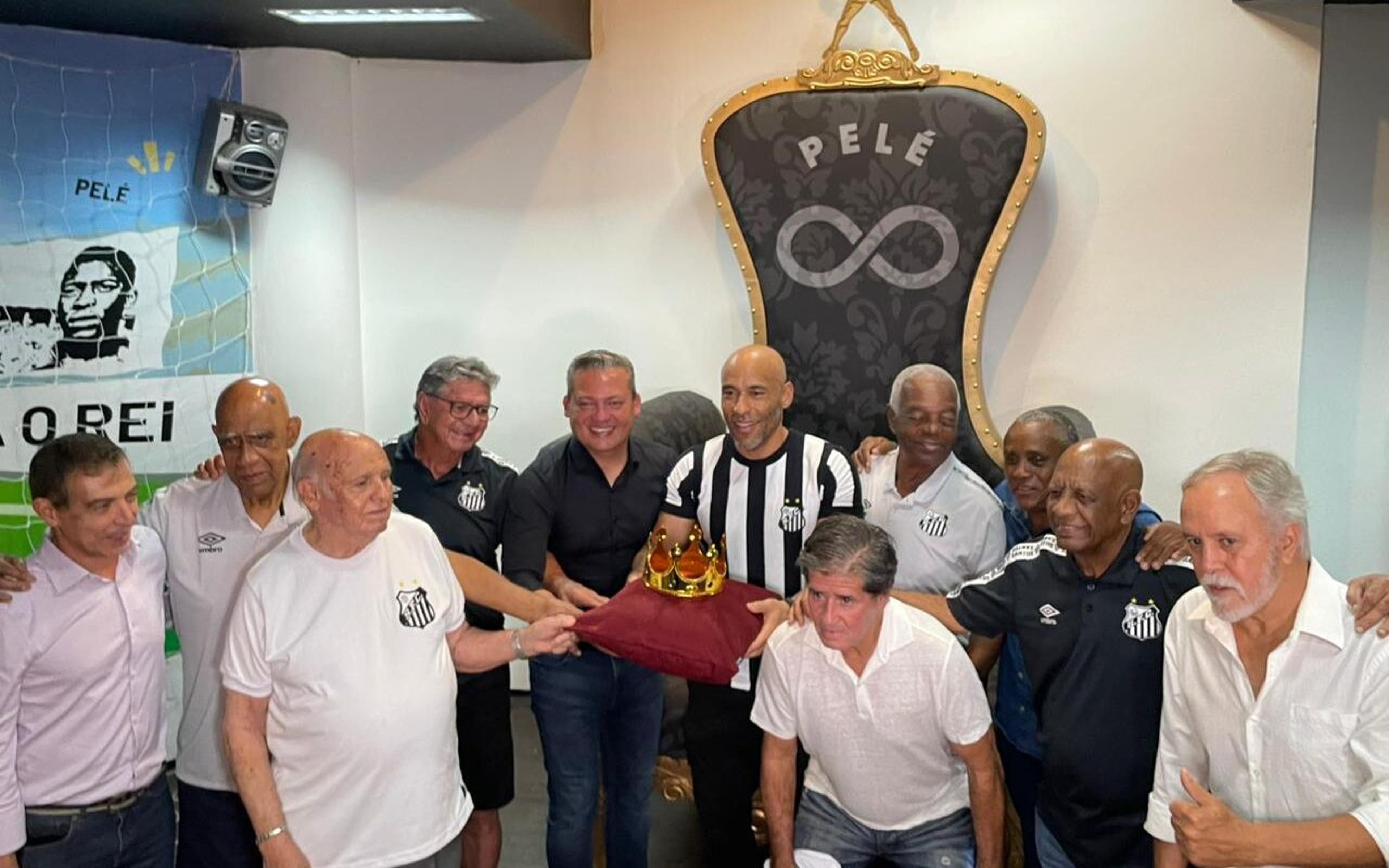 Santos inaugura sala em homenagem ao Rei Pelé na Vila Belmiro