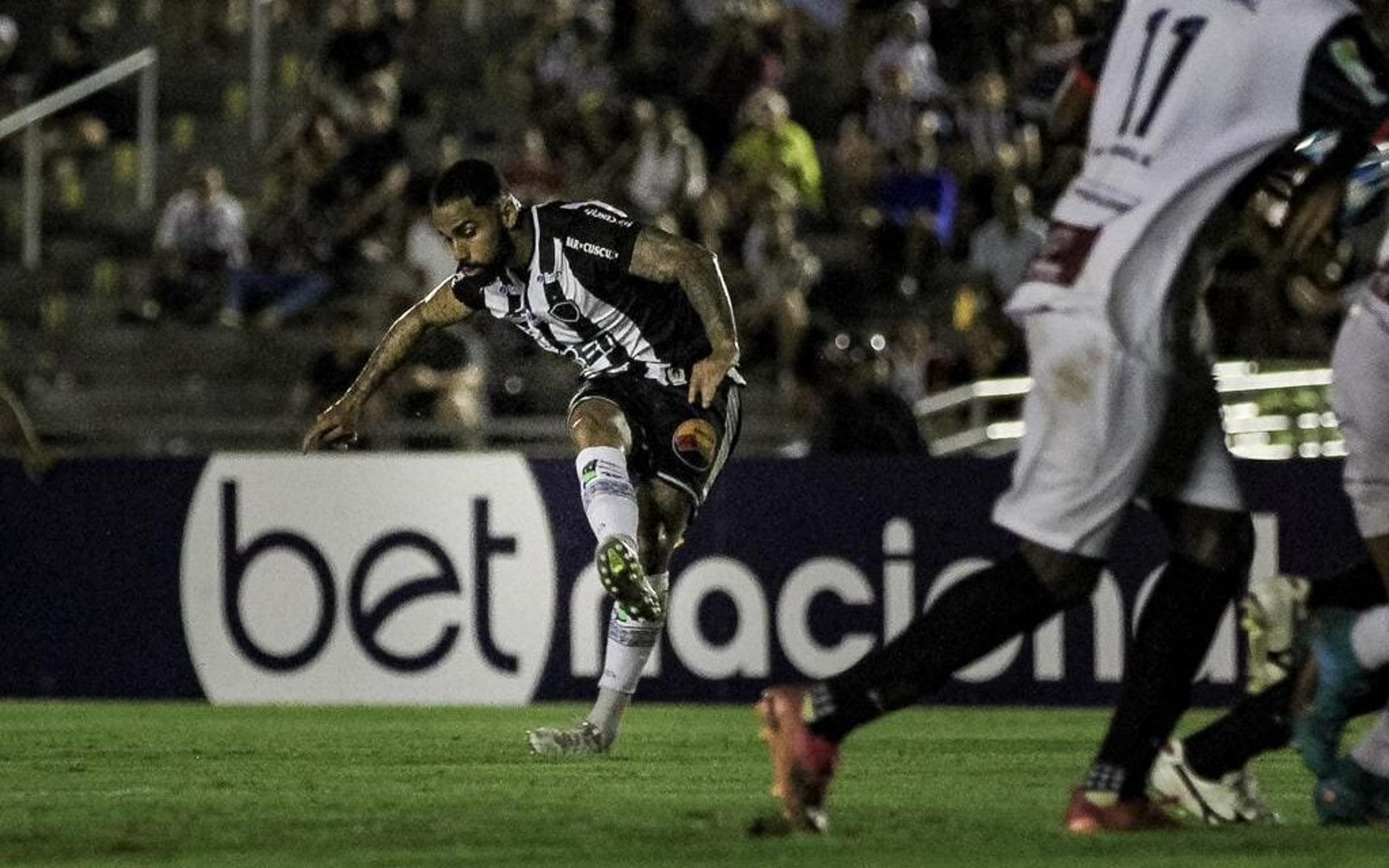 Netinho desencanta e celebra primeiro gol com a camisa do Botafogo-PB