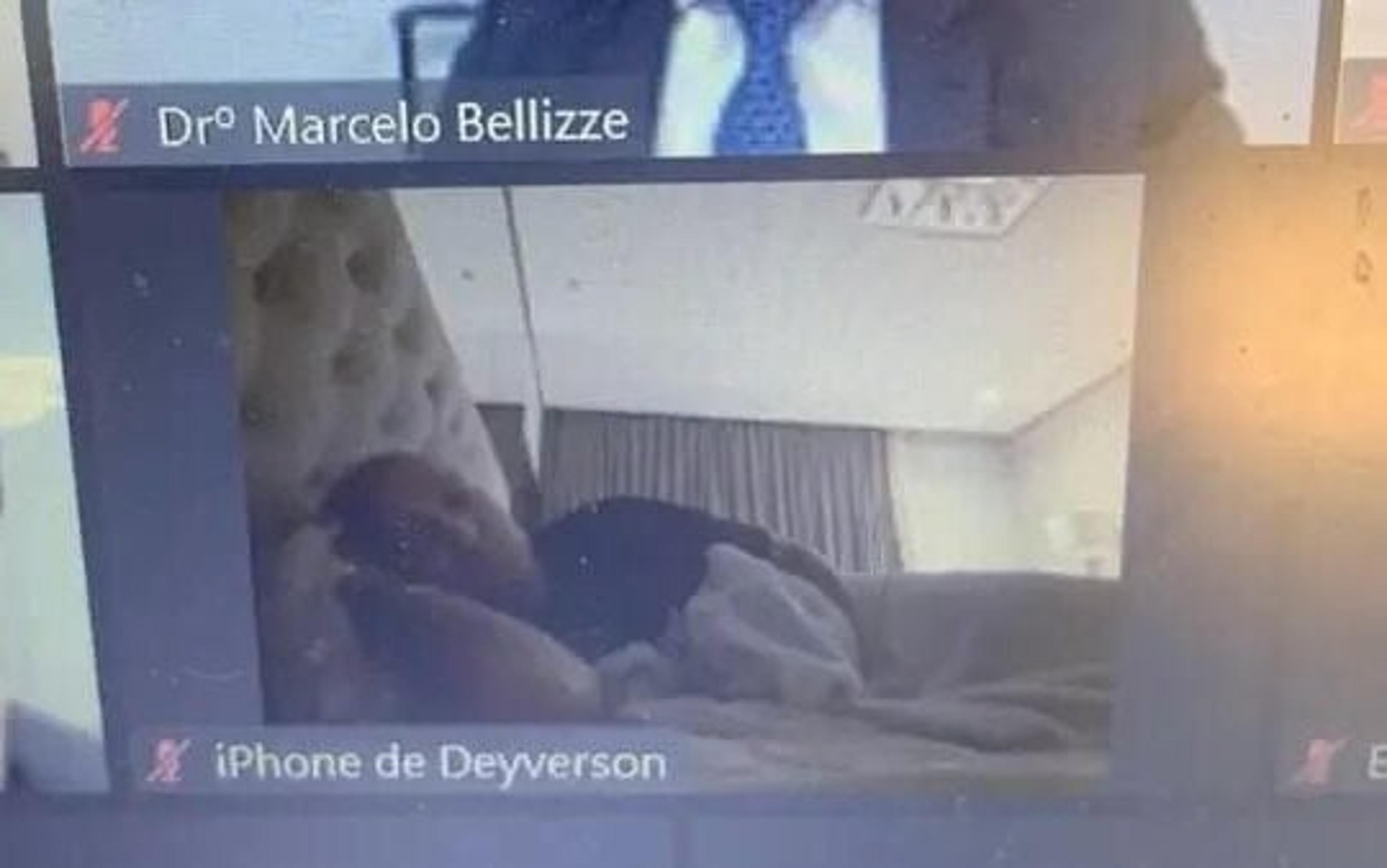 Deyverson aparece deitado na cama e debaixo de cobertor durante julgamento no STJD