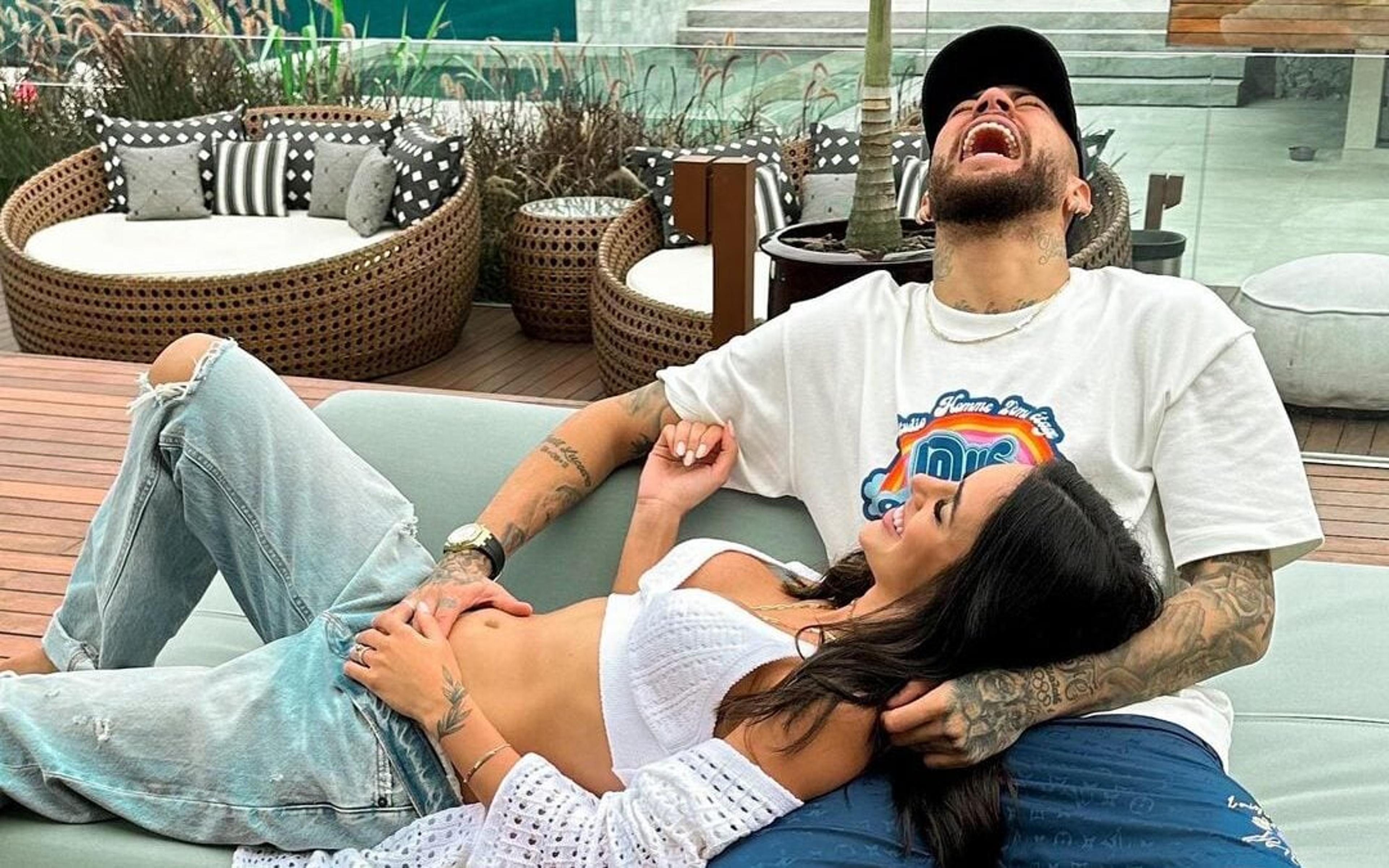 Neymar e Bruna Biancardi fecham hotel e definem data para chá revelação