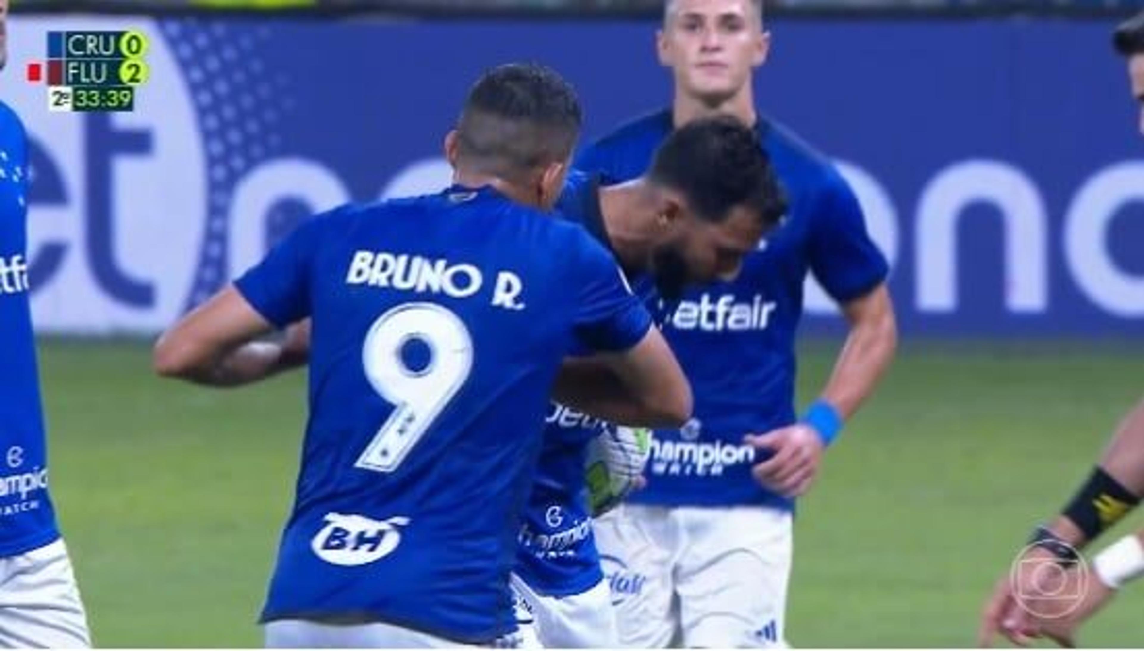 Henrique Dourado e Bruno Rodrigues, do Cruzeiro, fazem as pazes após confusão por pênalti