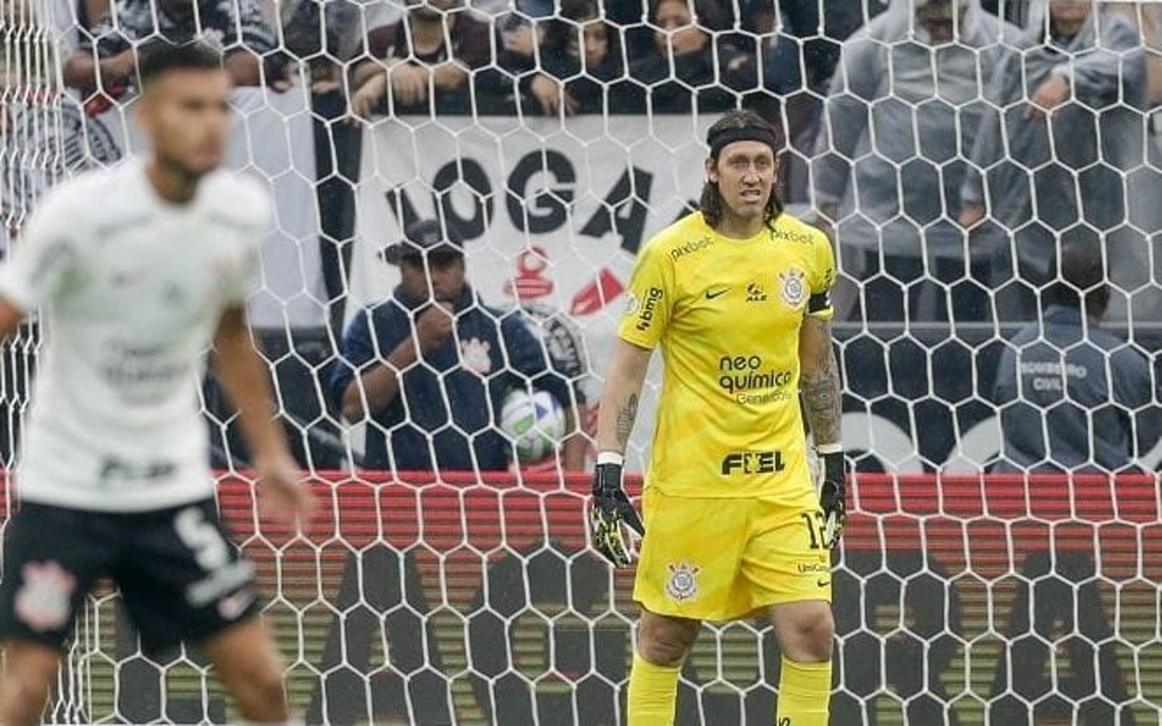 Cássio se explica com torcida do Corinthians após gesto de ‘mão no ouvido’: ‘Espero que os maldosos não falem em provocação’