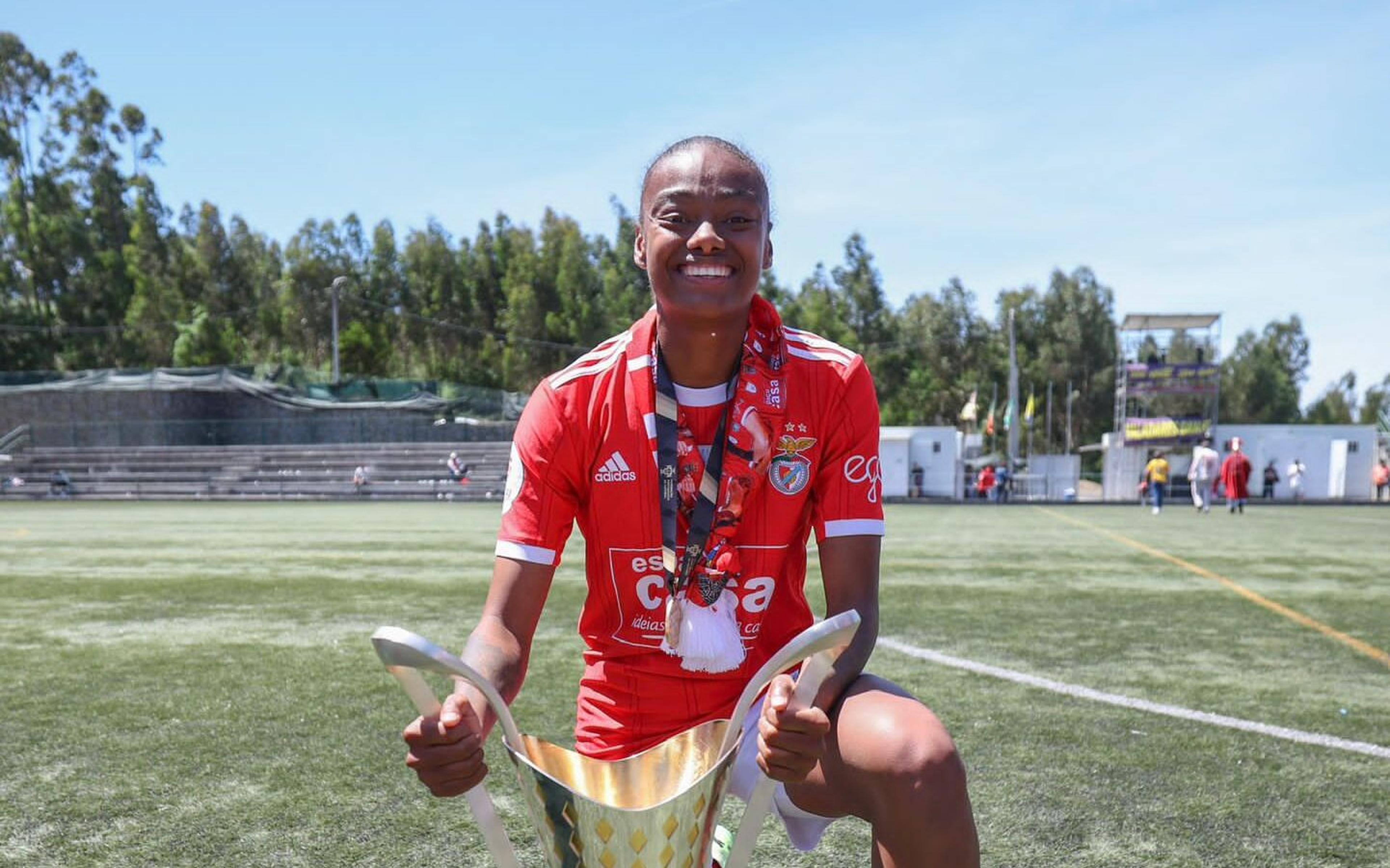 Brasileira Marta Cintra comemora tricampeonato nacional pelo Benfica: ‘Extremamente feliz’