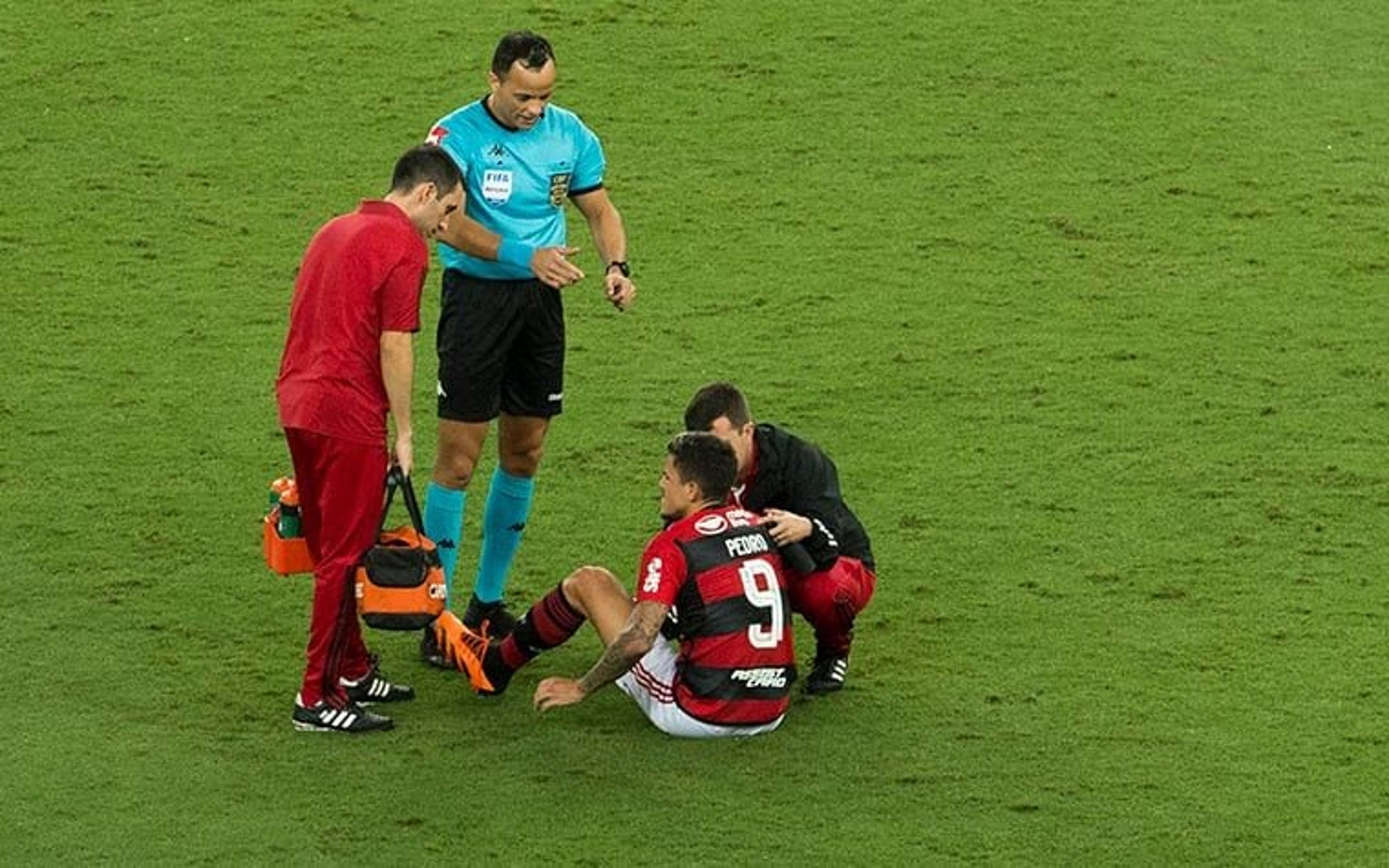 Flamengo x Goiás: Pedro se lesiona em cobrança de pênalti e deixa o jogo