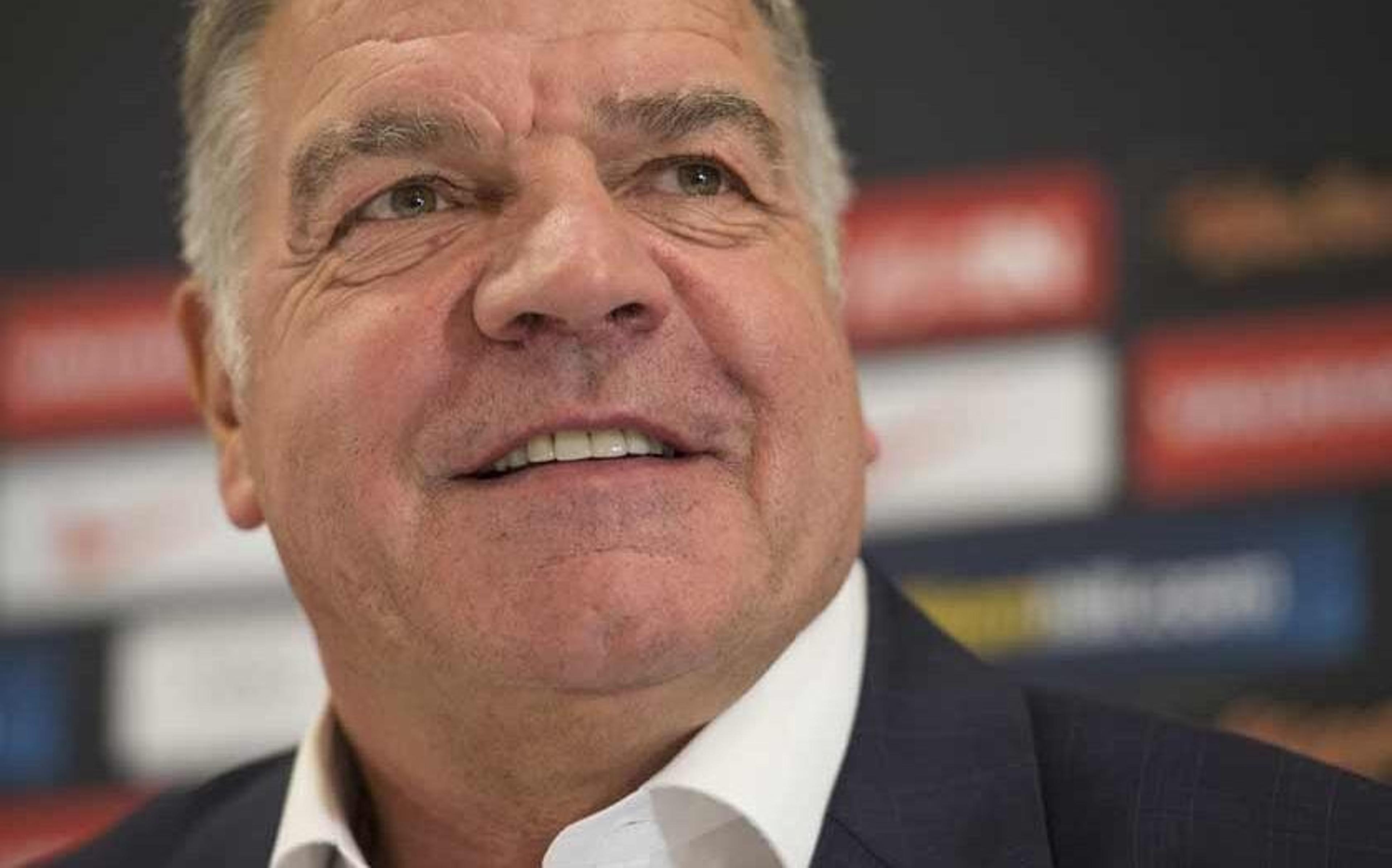 Técnico do Leeds, Sam Allardyce cutuca Guardiola antes do jogo contra Manchester City