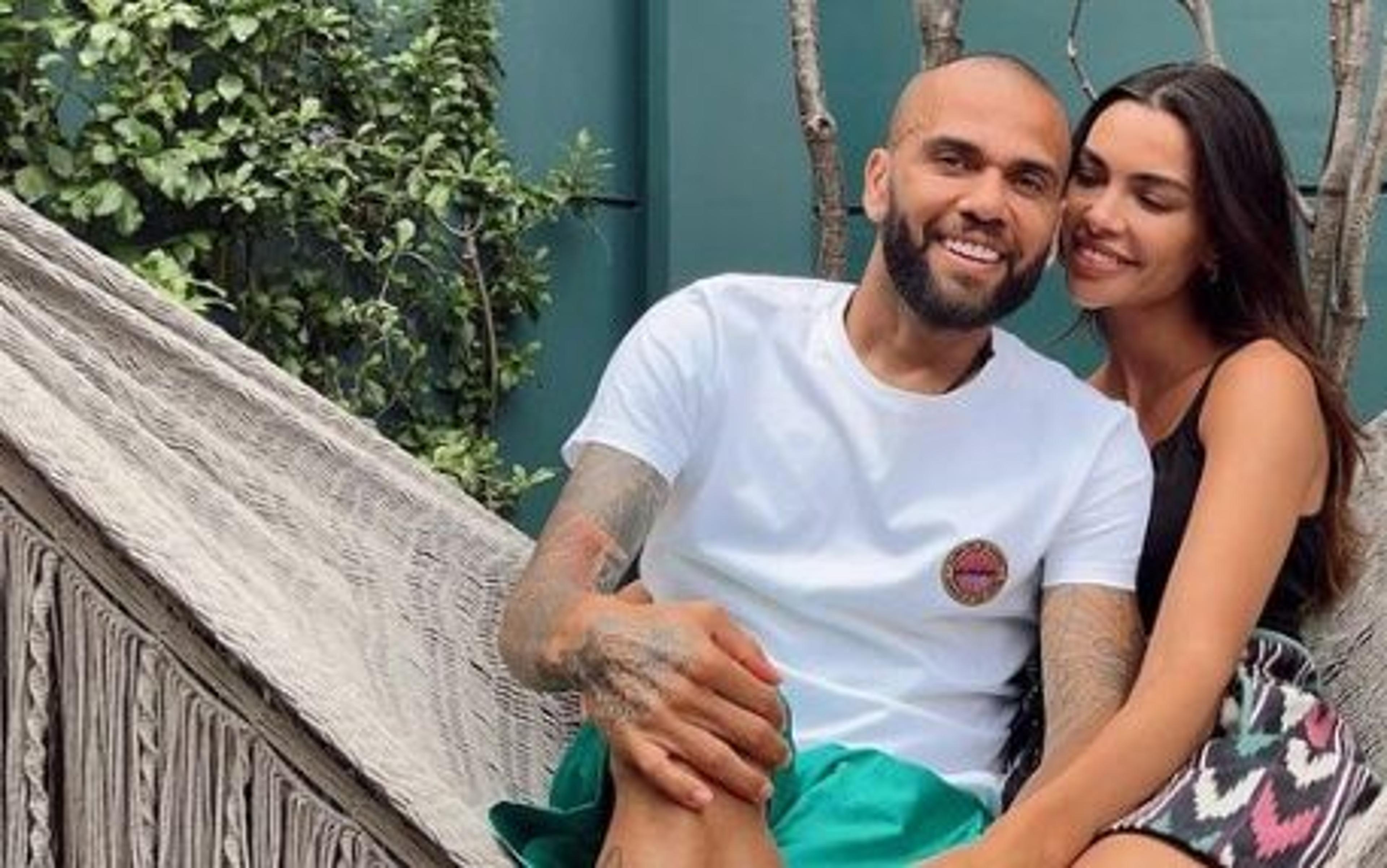 Ex de Daniel Alves escreve mensagem de aniversário ao jogador: ‘Tudo vai dar certo’