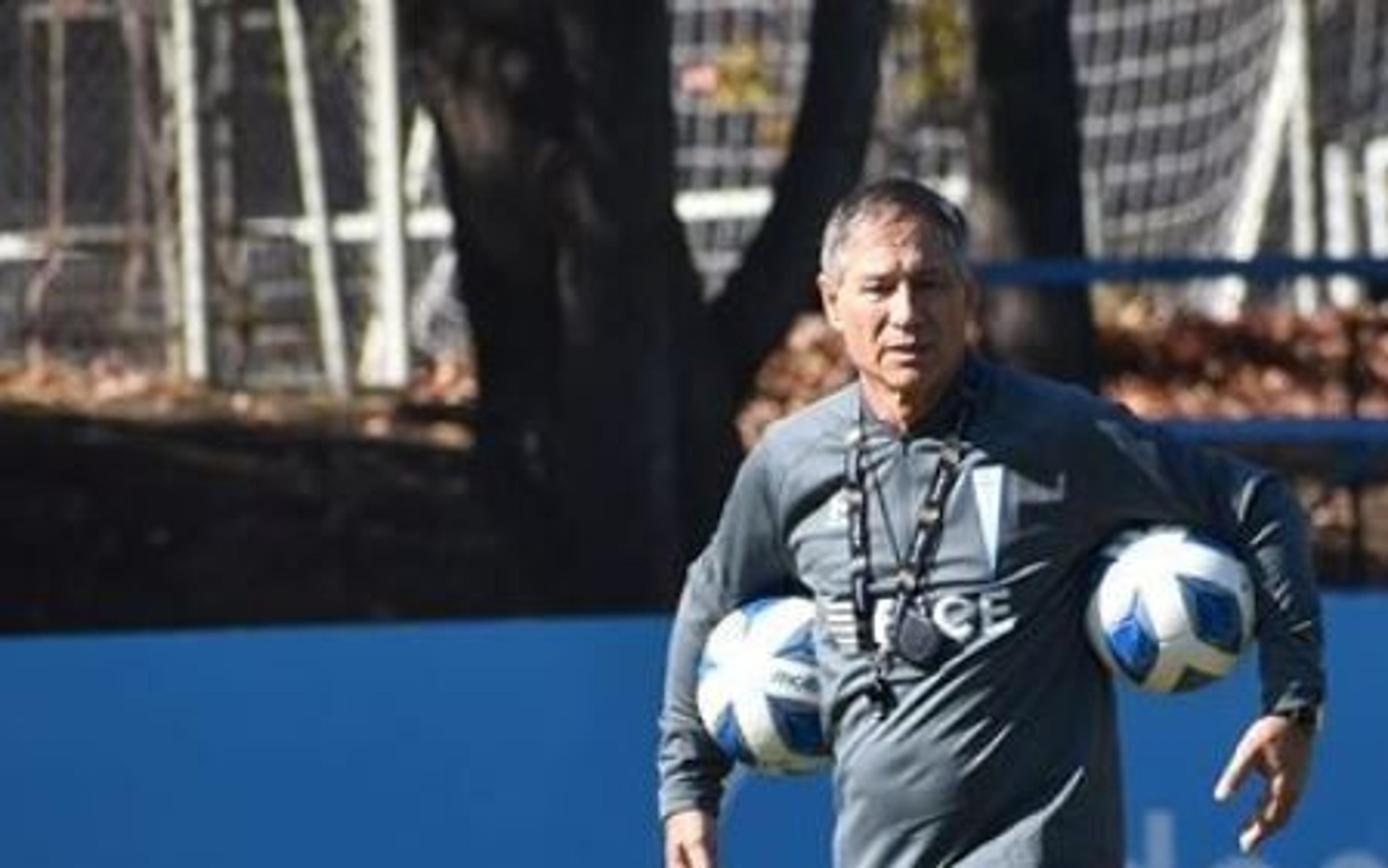 Técnico ex-Santos desabafa sobre tropeços da Universidad Católica