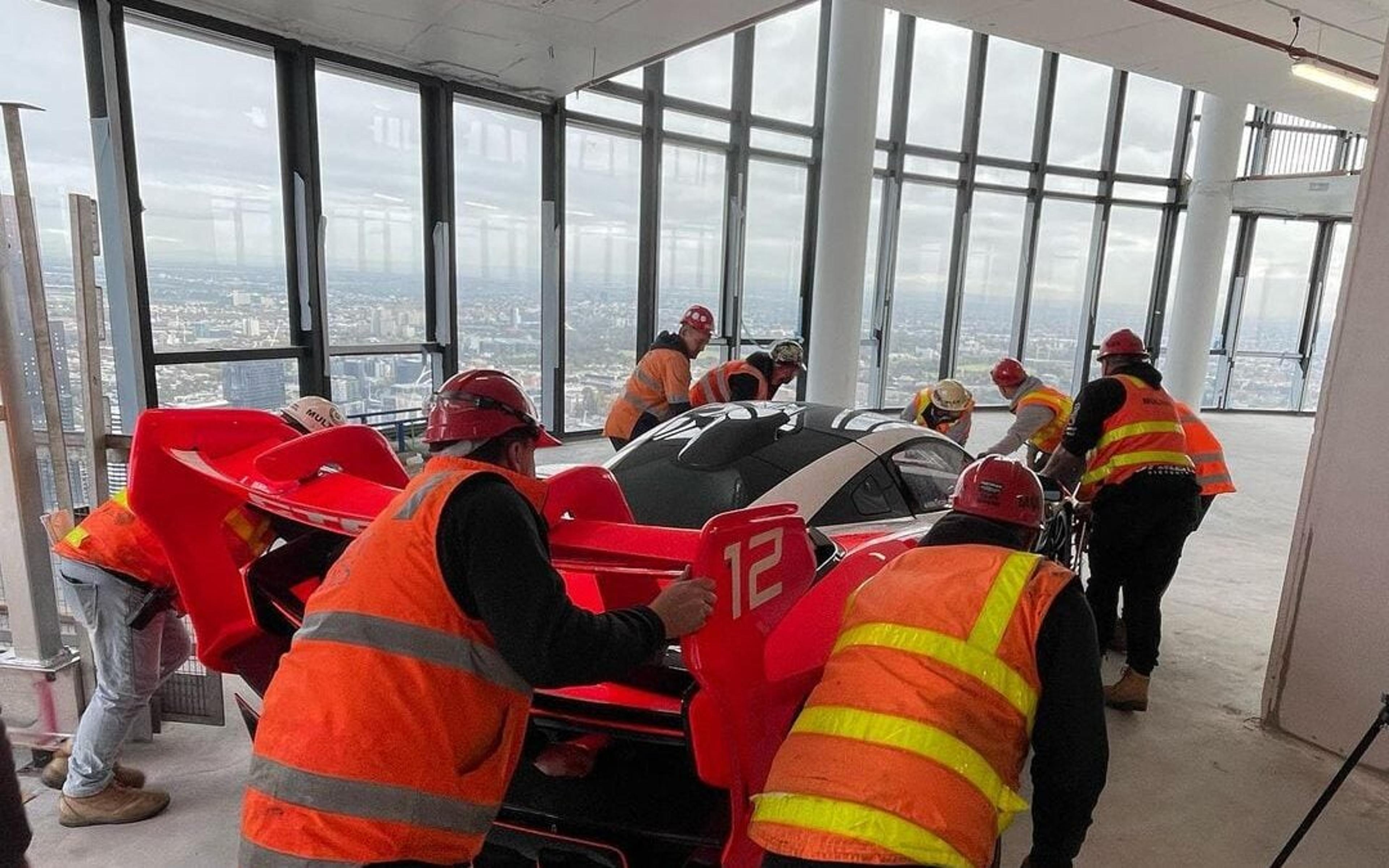 Milionário usa guindaste para levar McLaren Senna até o 57º andar de prédio; veja