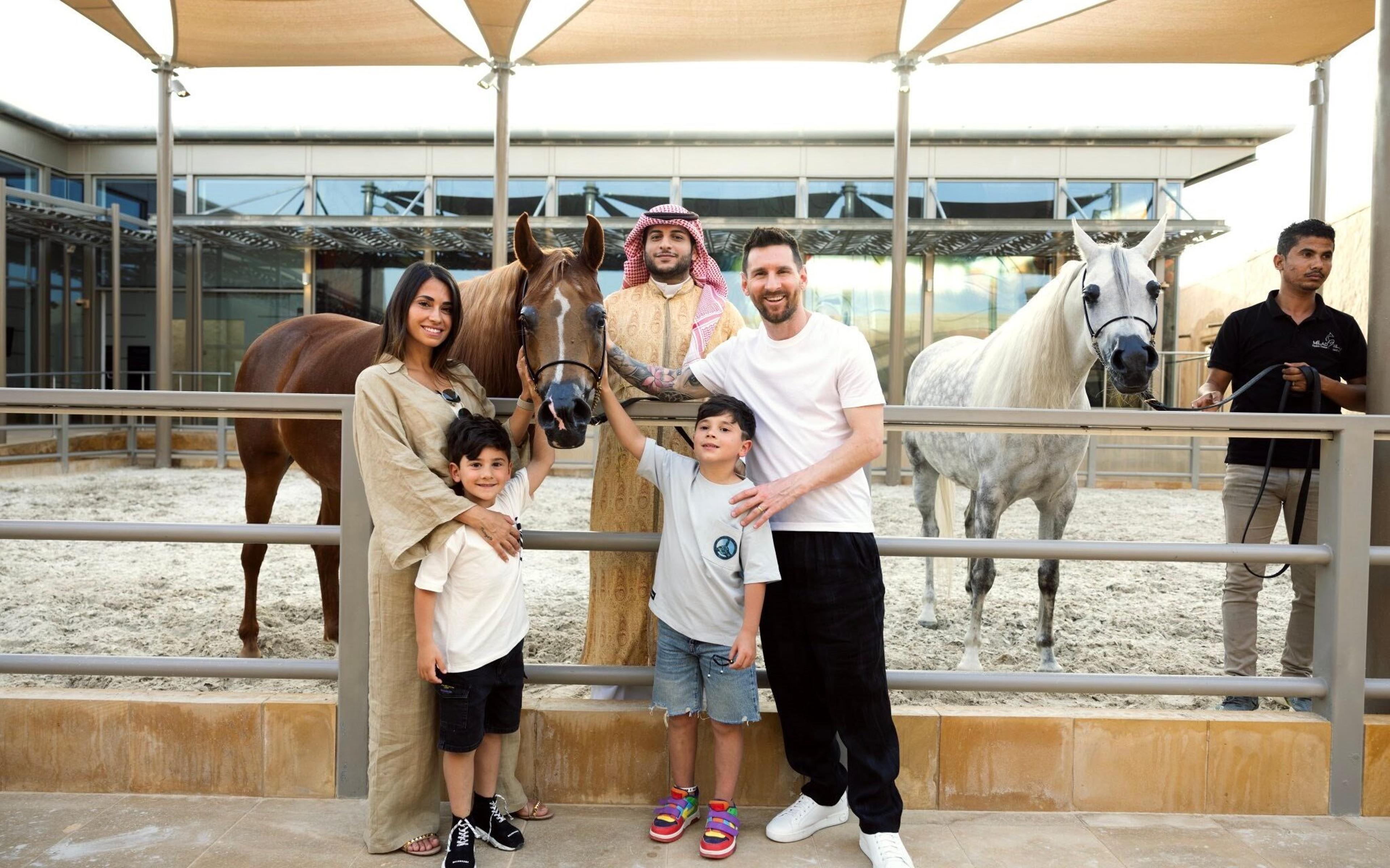 Punido pelo PSG, Messi curte viagem com a família à Arábia Saudita; veja fotos