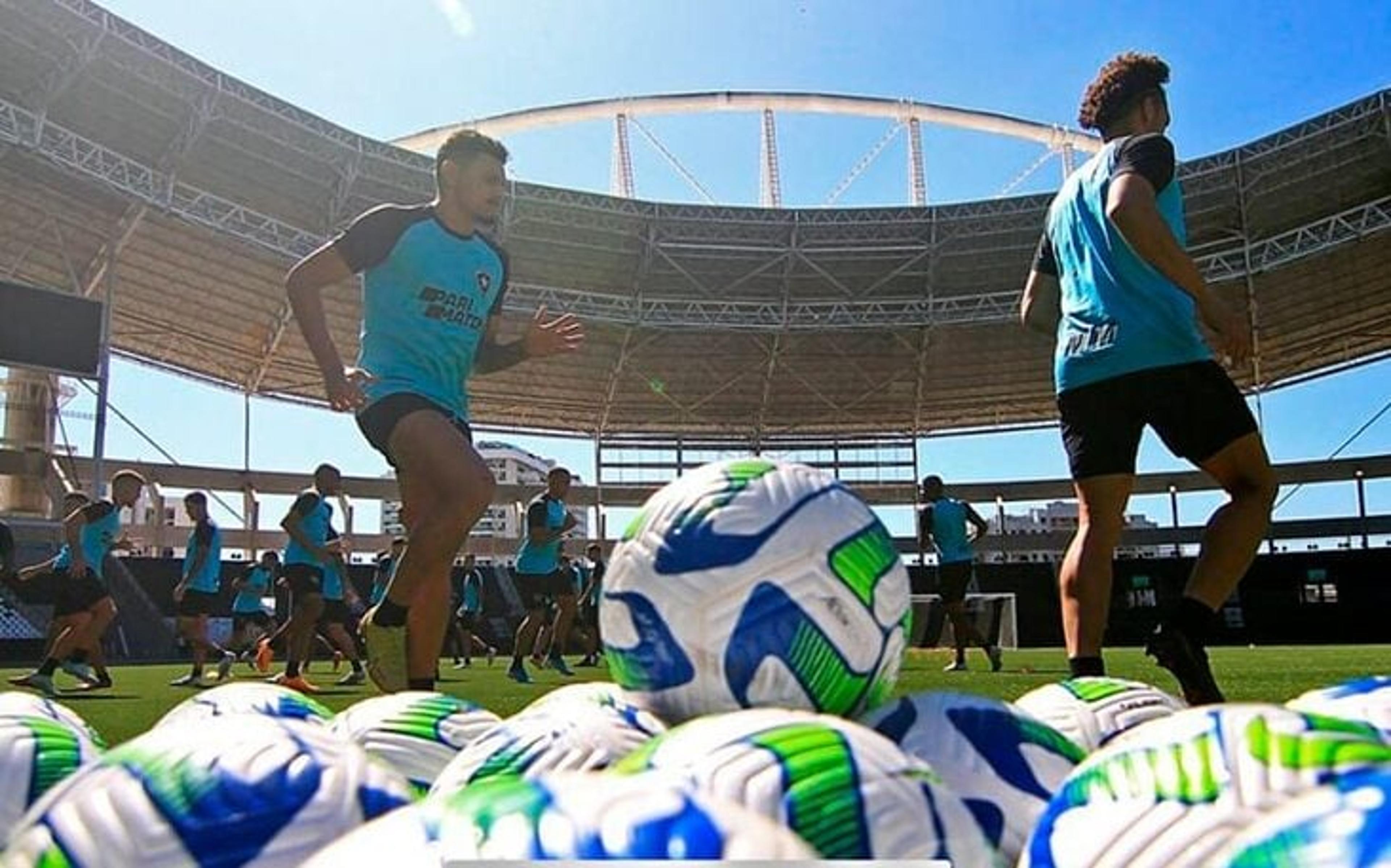 Botafogo finaliza preparação para partida diante do Athletico-PR; confira a provável escalação