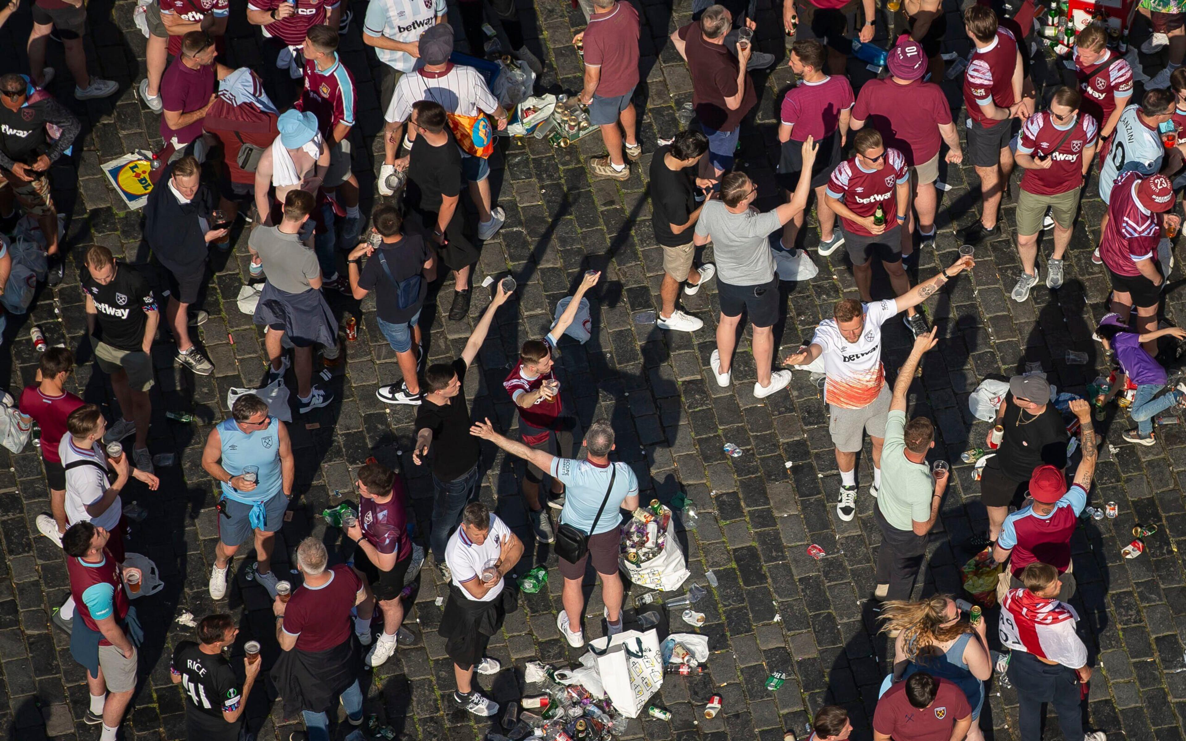 Conference League: ultras da Fiorentina são detidos após atacarem torcedores do West Ham em Praga