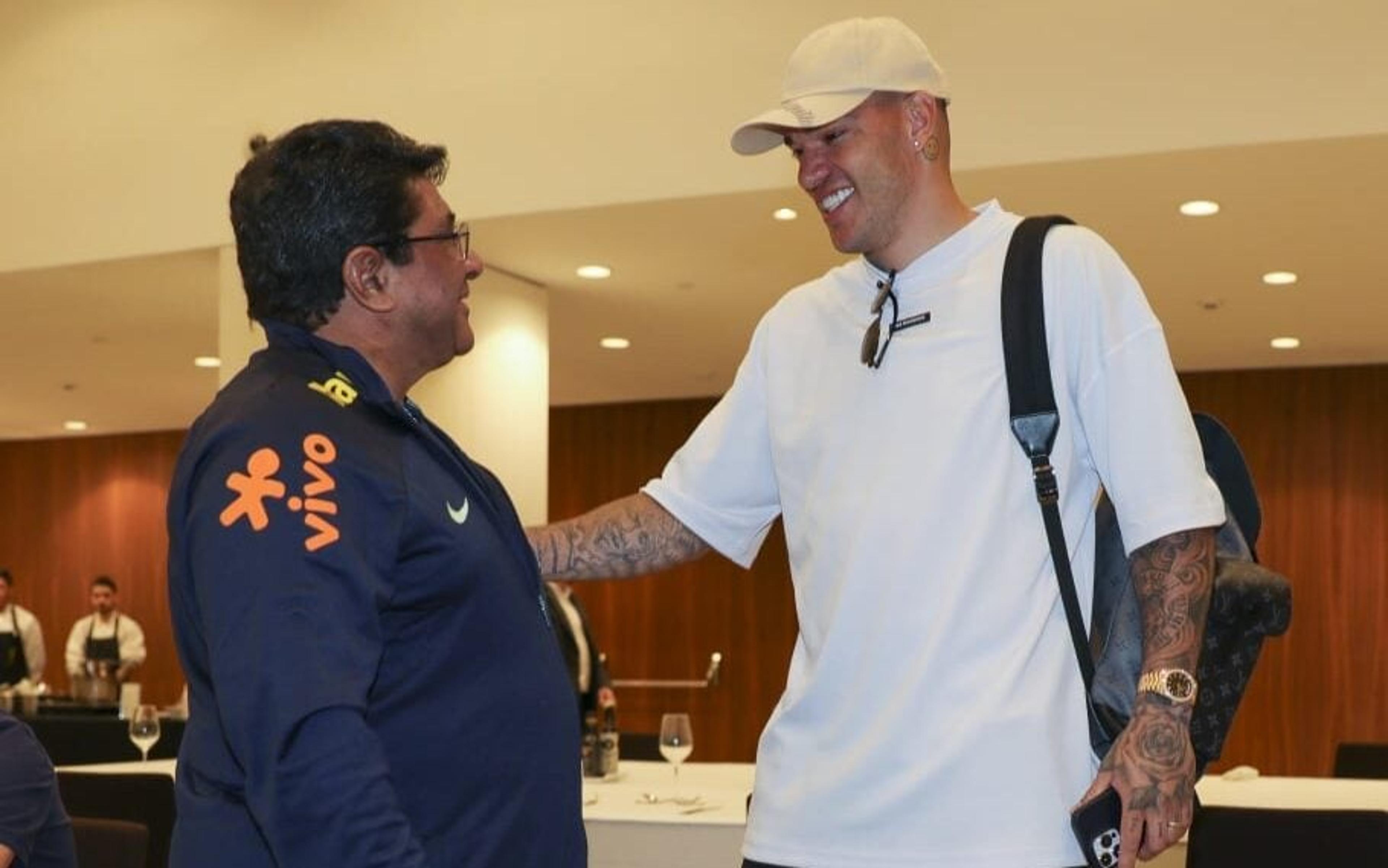 Ederson e Robert Renan chegam a Barcelona e completam Seleção antes de amistoso