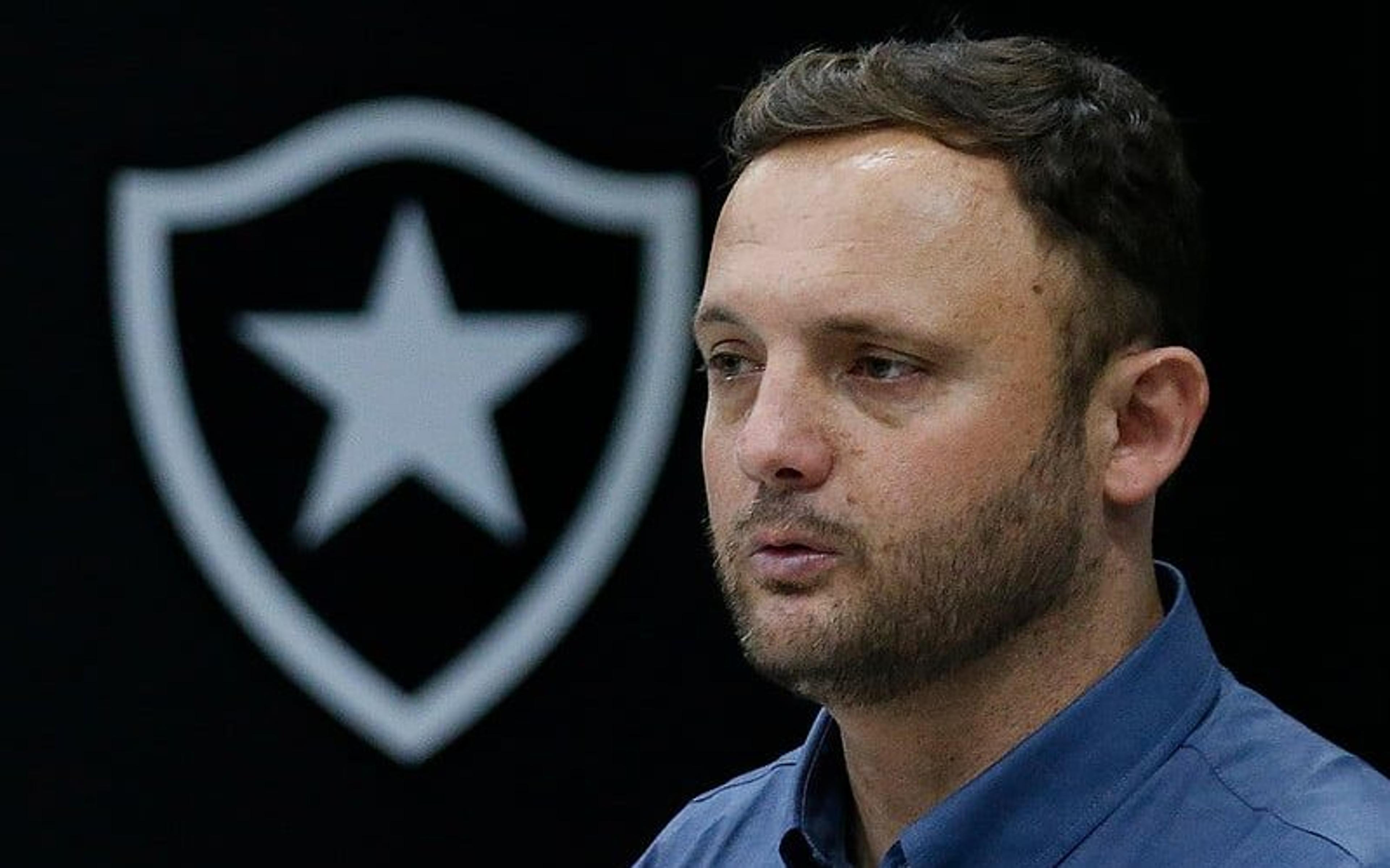 Dirigente do Botafogo demonstra otimismo com permanência de Luís Castro e comenta interesse de fundo árabe em Eduardo