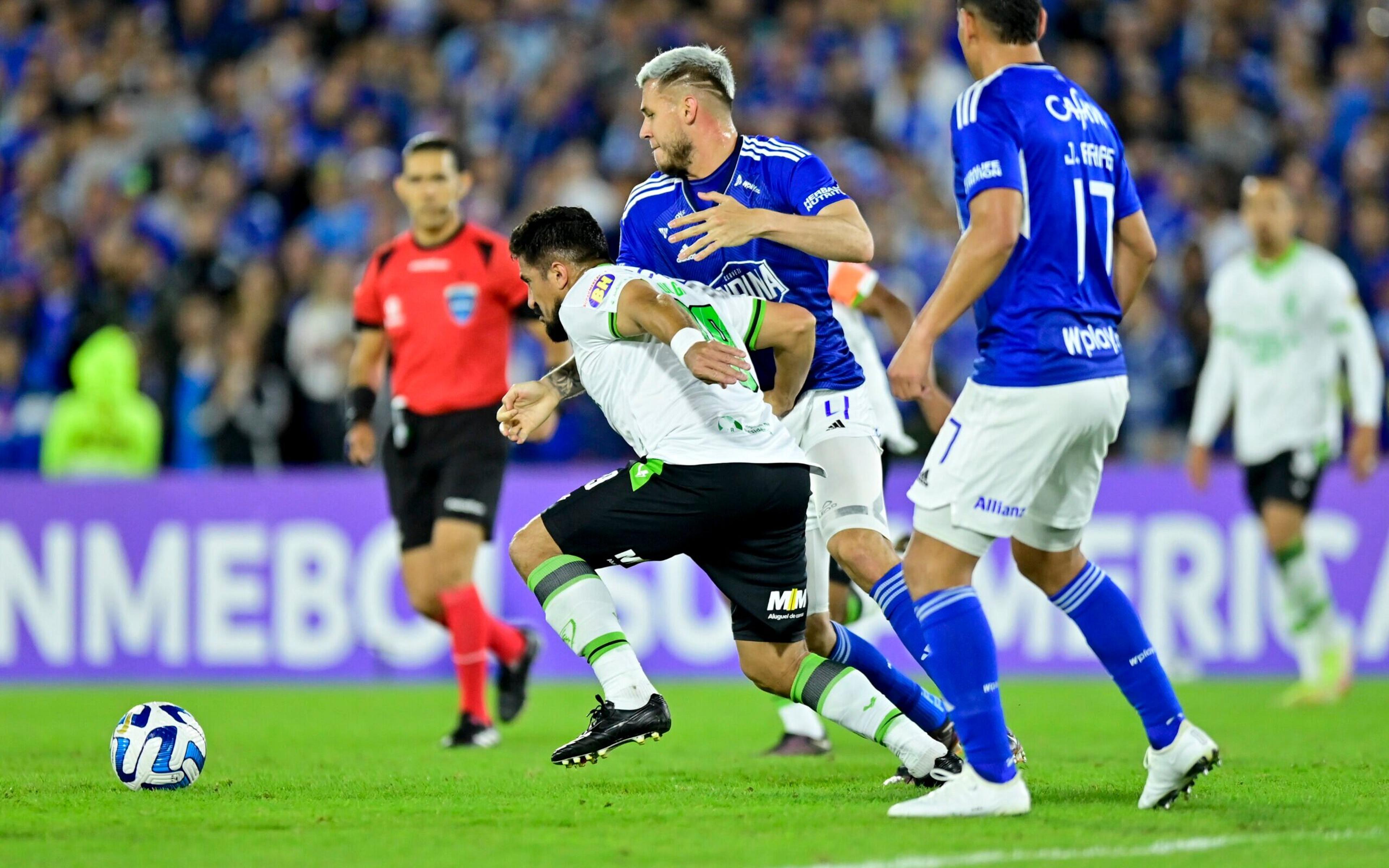 América-MG x Millonarios-COL: onde assistir ao vivo, escalações e desfalques do jogo de hoje pela Copa Sul-Americana