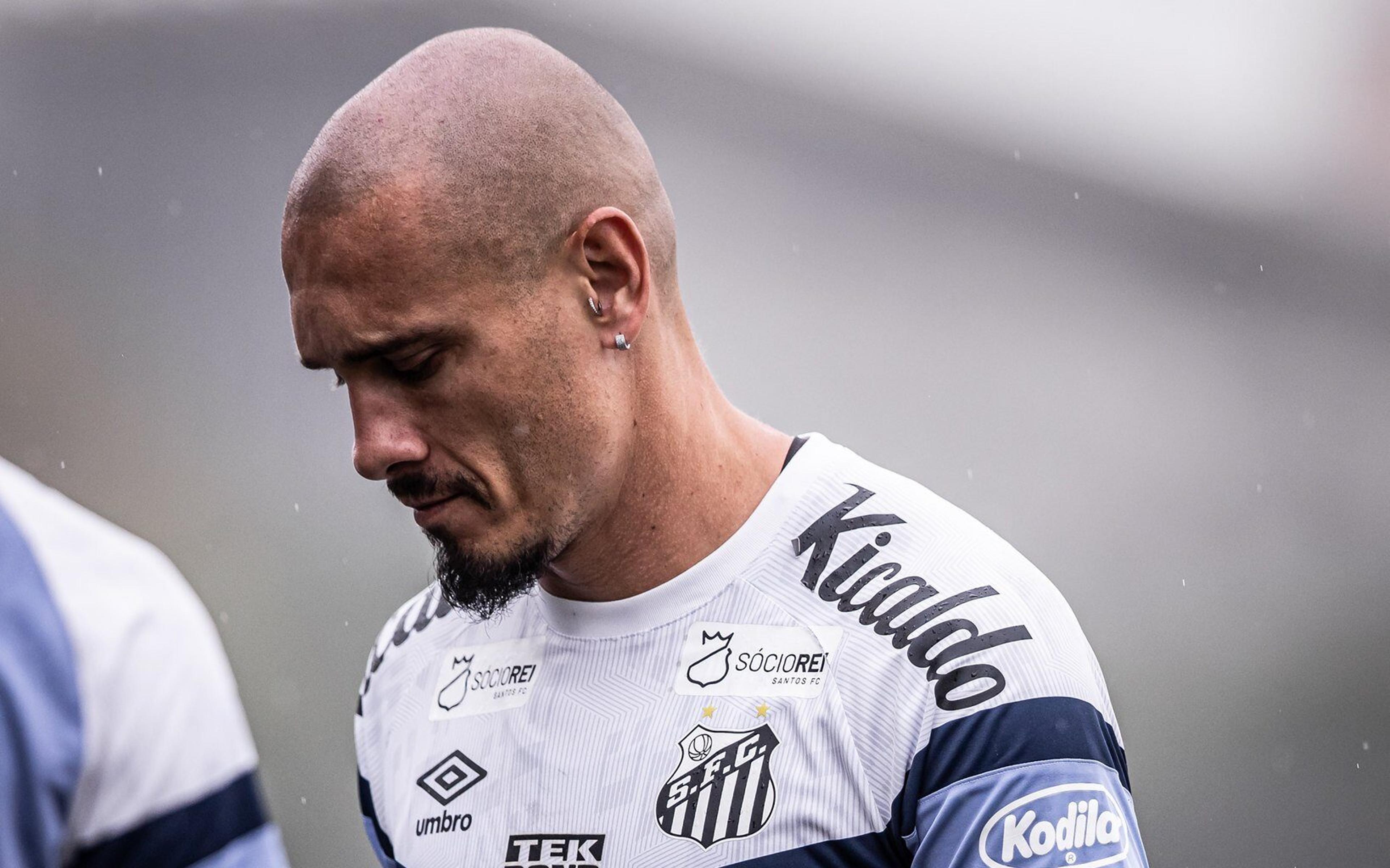 De saída! Santos anuncia rescisão com zagueiro Maicon