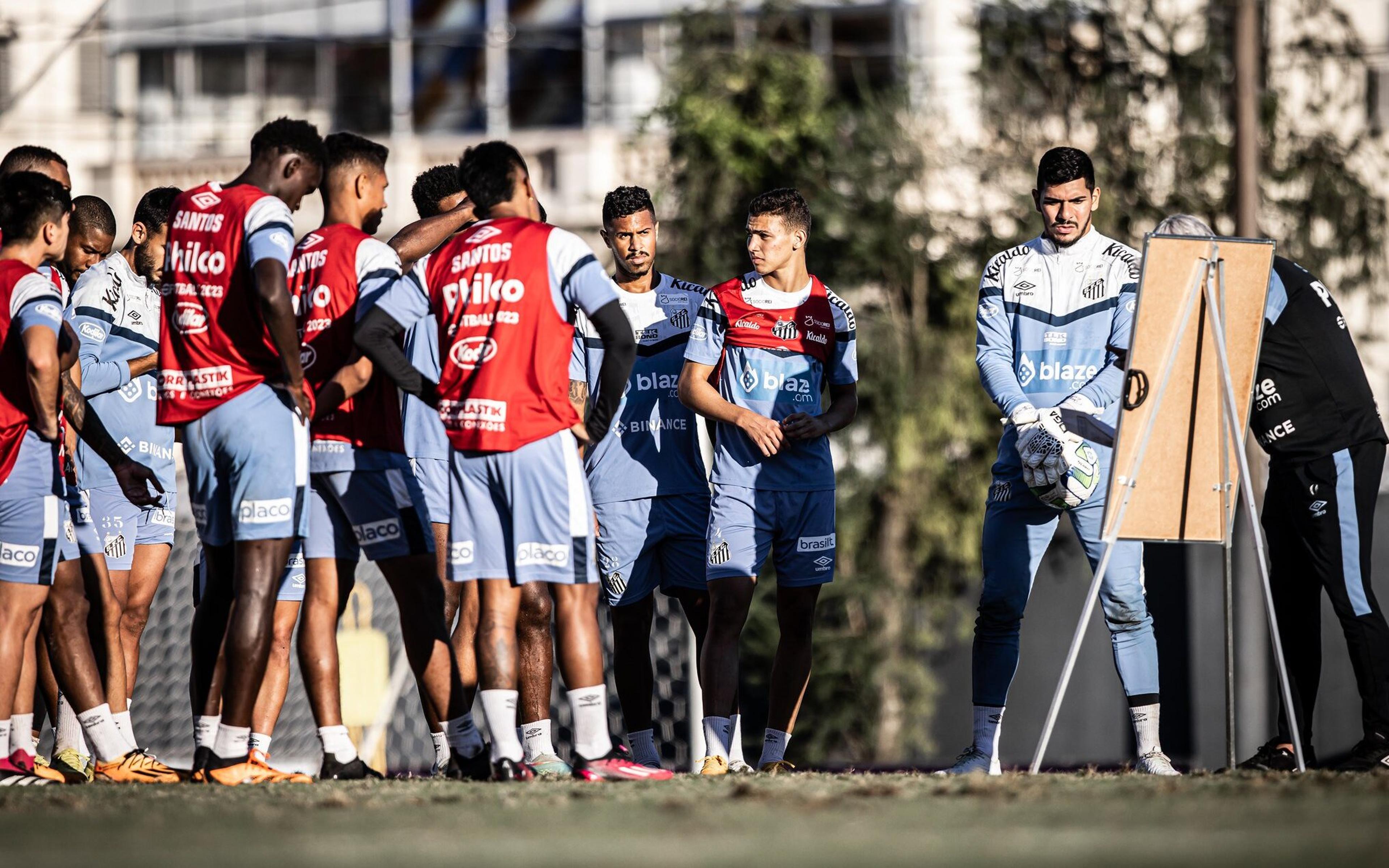 Elenco do Santos faz trabalho tático, e Odair é forçado a aplicar mudanças no time titular