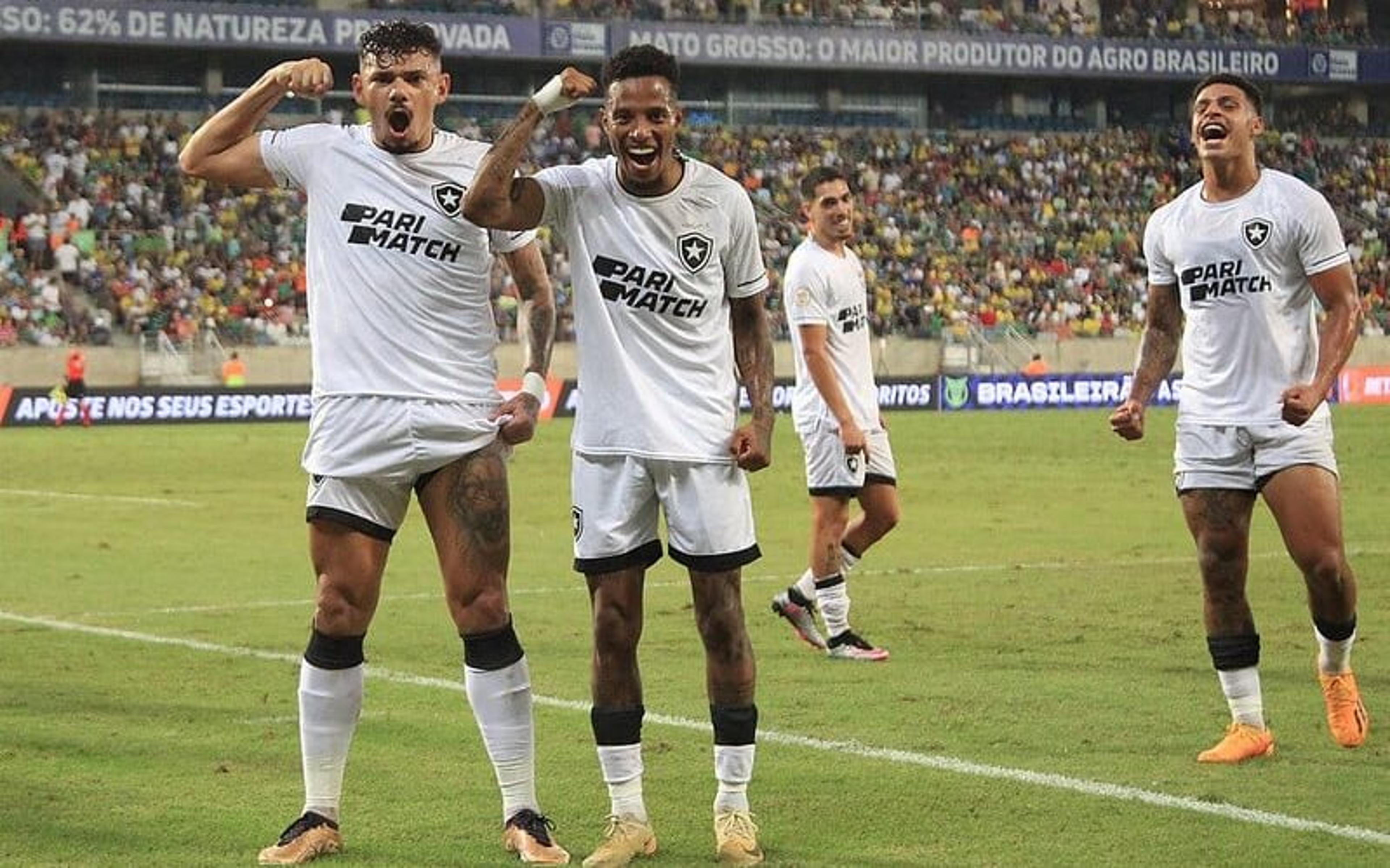 Com gol de pênalti de Tiquinho Soares, Botafogo vence Cuiabá e amplia vantagem na liderança do Brasileirão