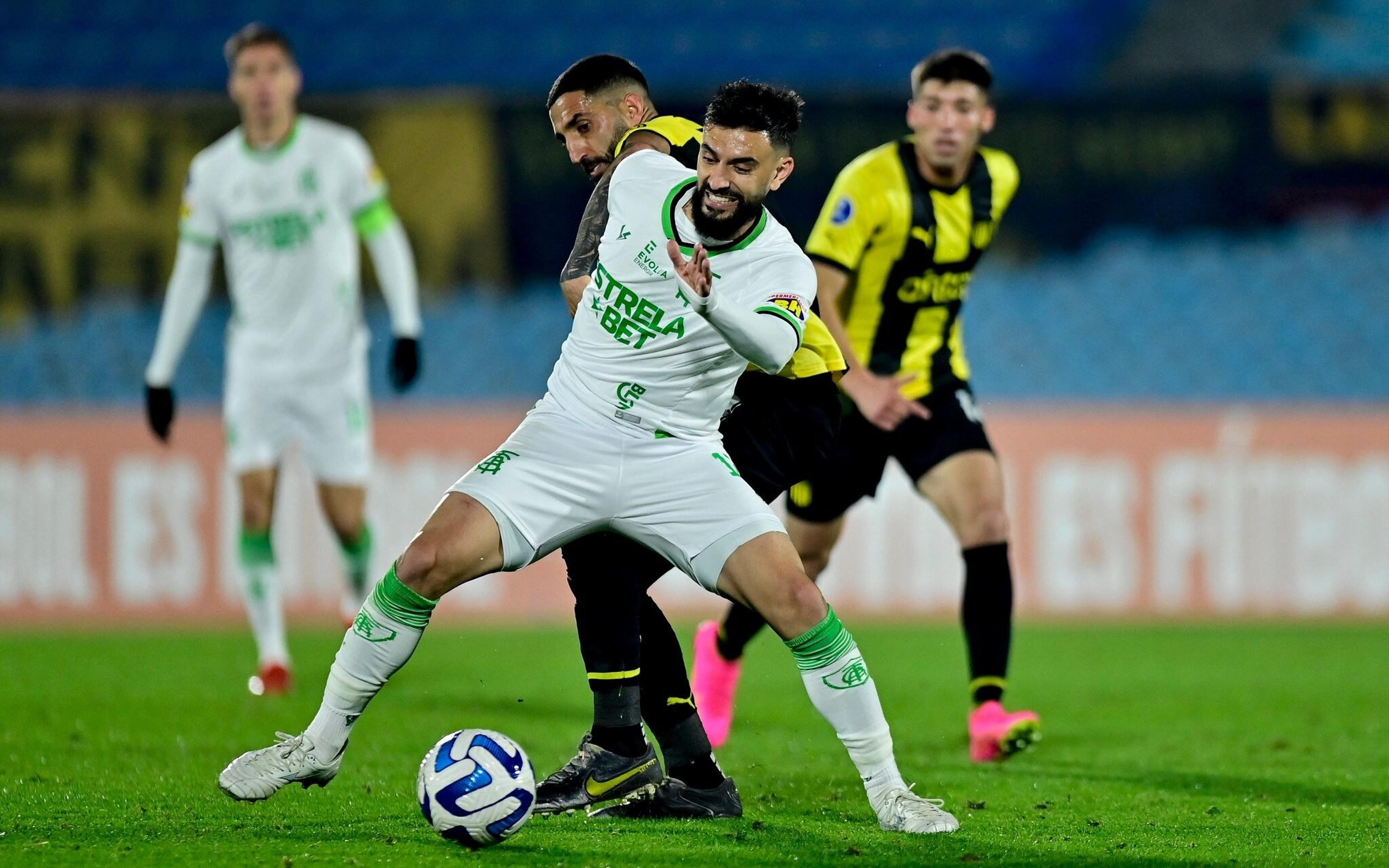 América-MG vence o Peñarol de virada no Uruguai e vai tentar uma vaga nas oitavas de final da Sul-Americana