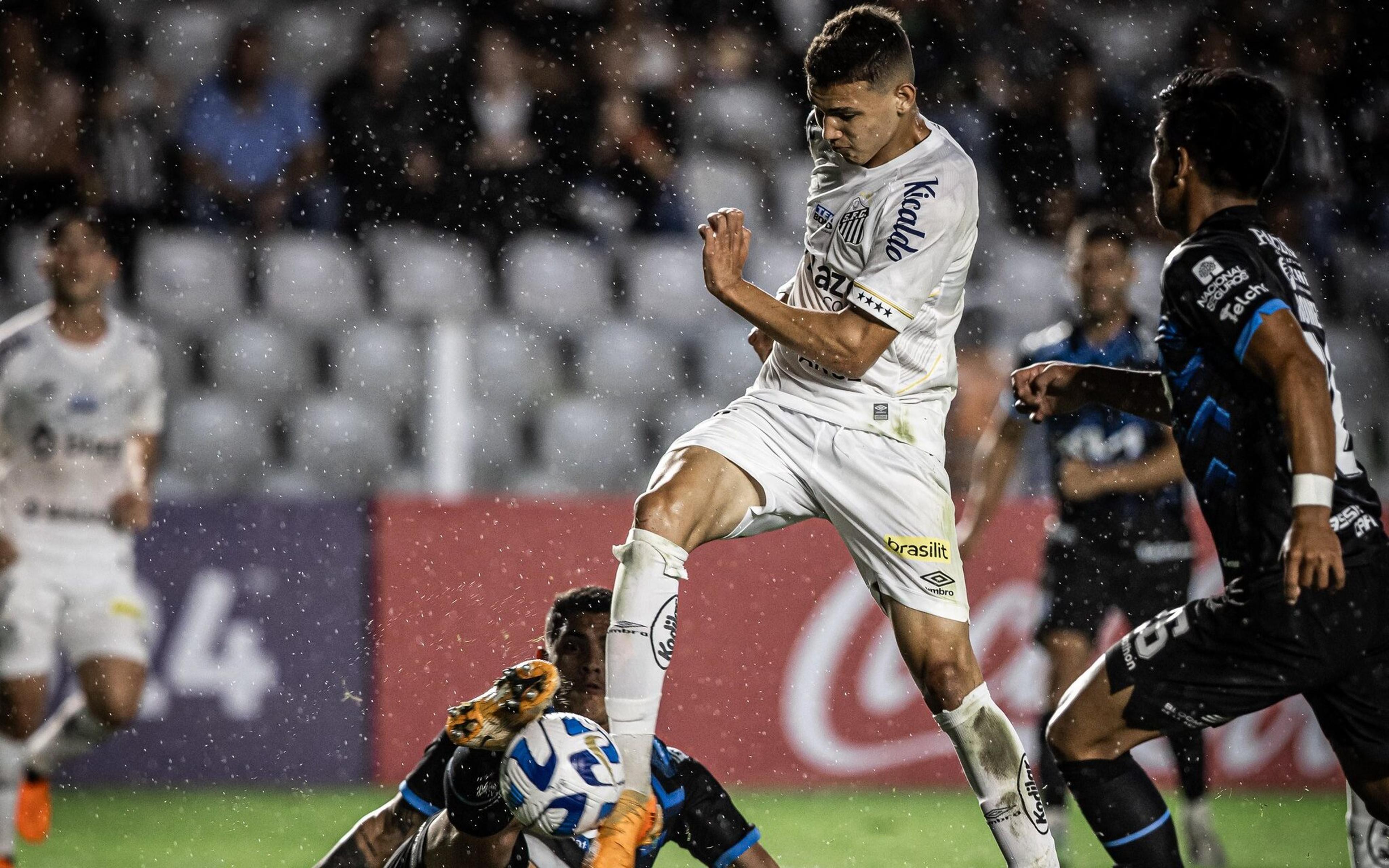 ANÁLISE: Conceitos de Paulo Turra começam a aparecer no Santos, mas pressão atrapalha performance