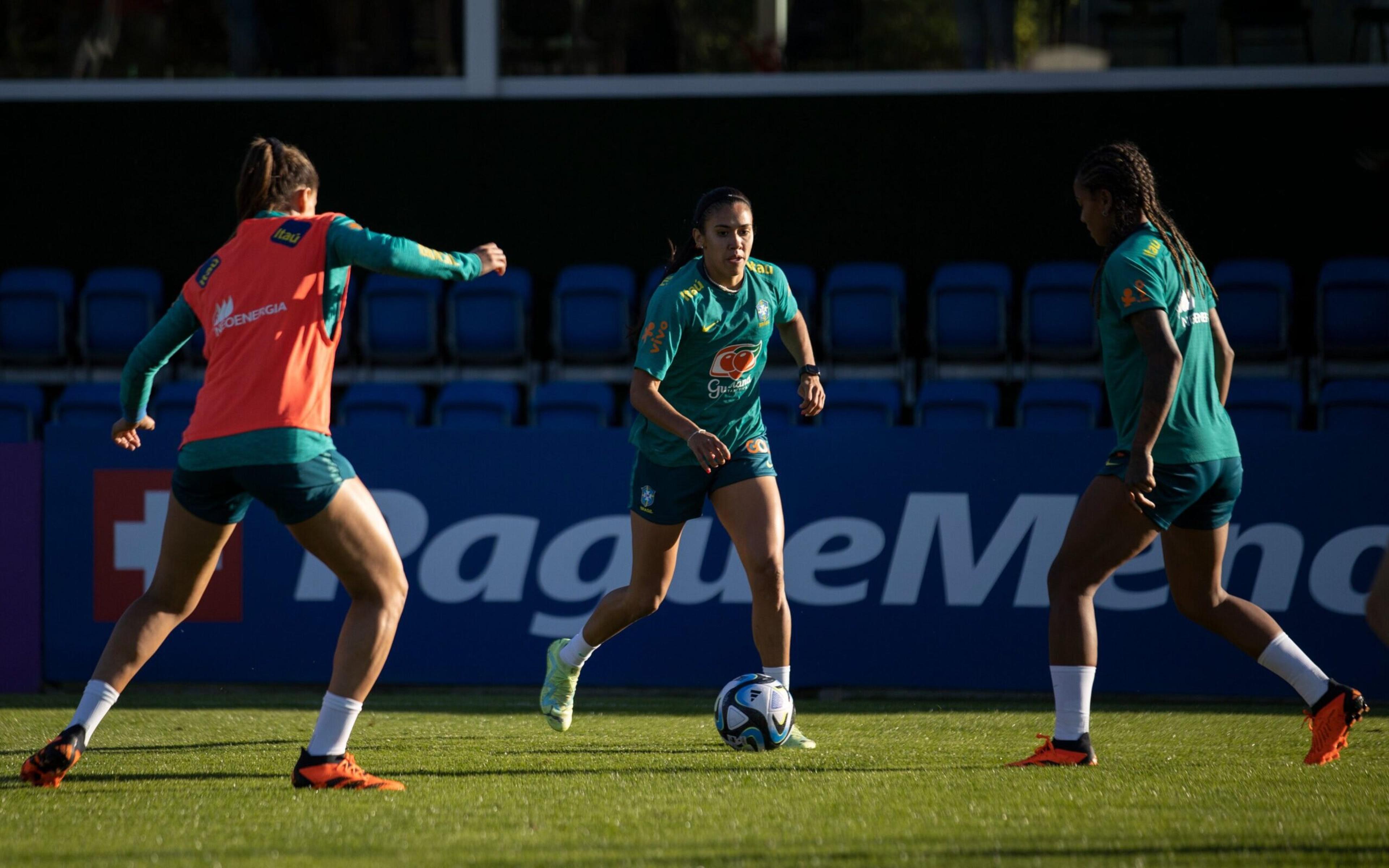 Pia Sundhage comanda mais um treino da Seleção Feminina