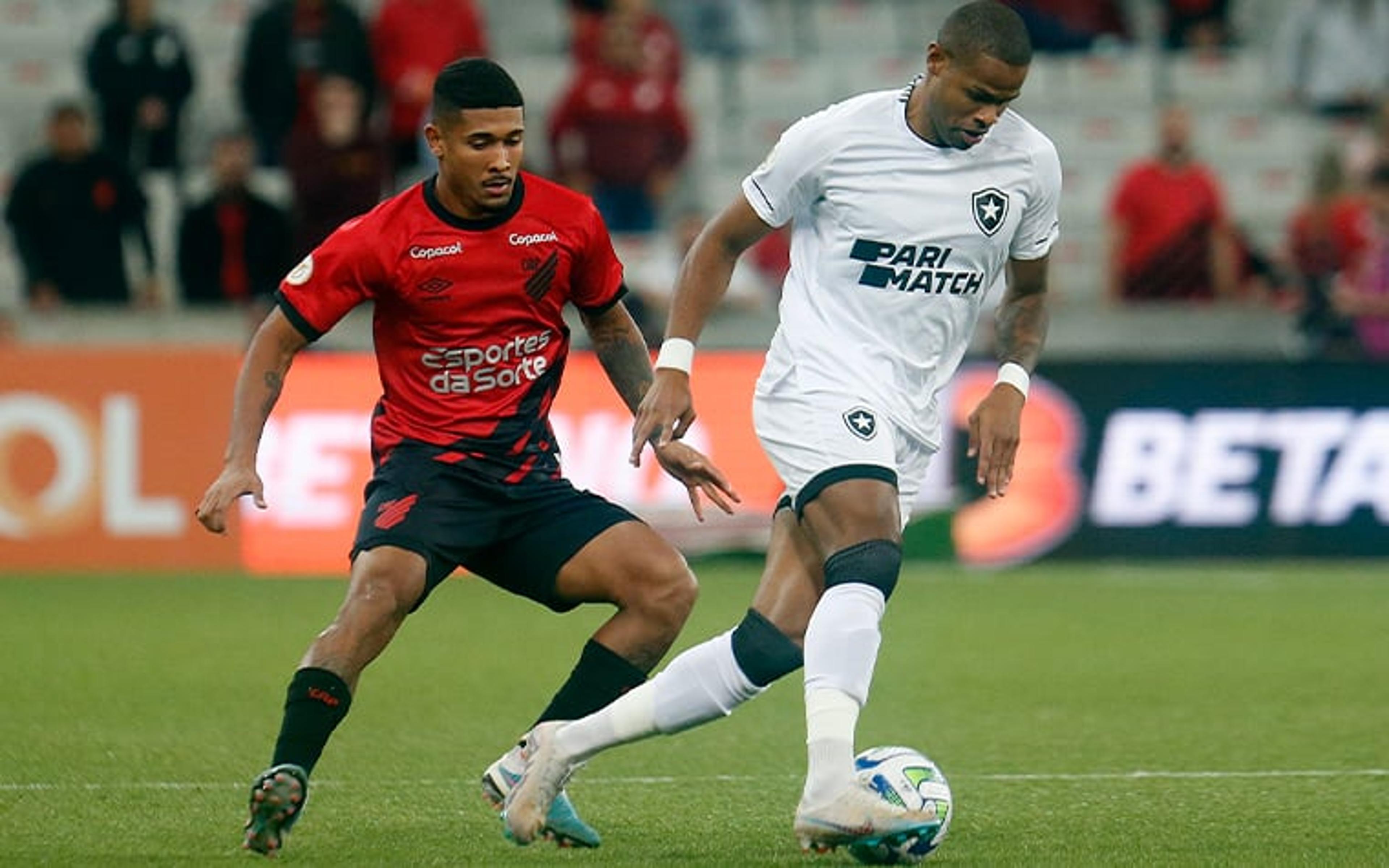 Com golaço de Alex Santana, Athletico-PR vence o Botafogo na Arena da Baixada e avança no Brasileirão