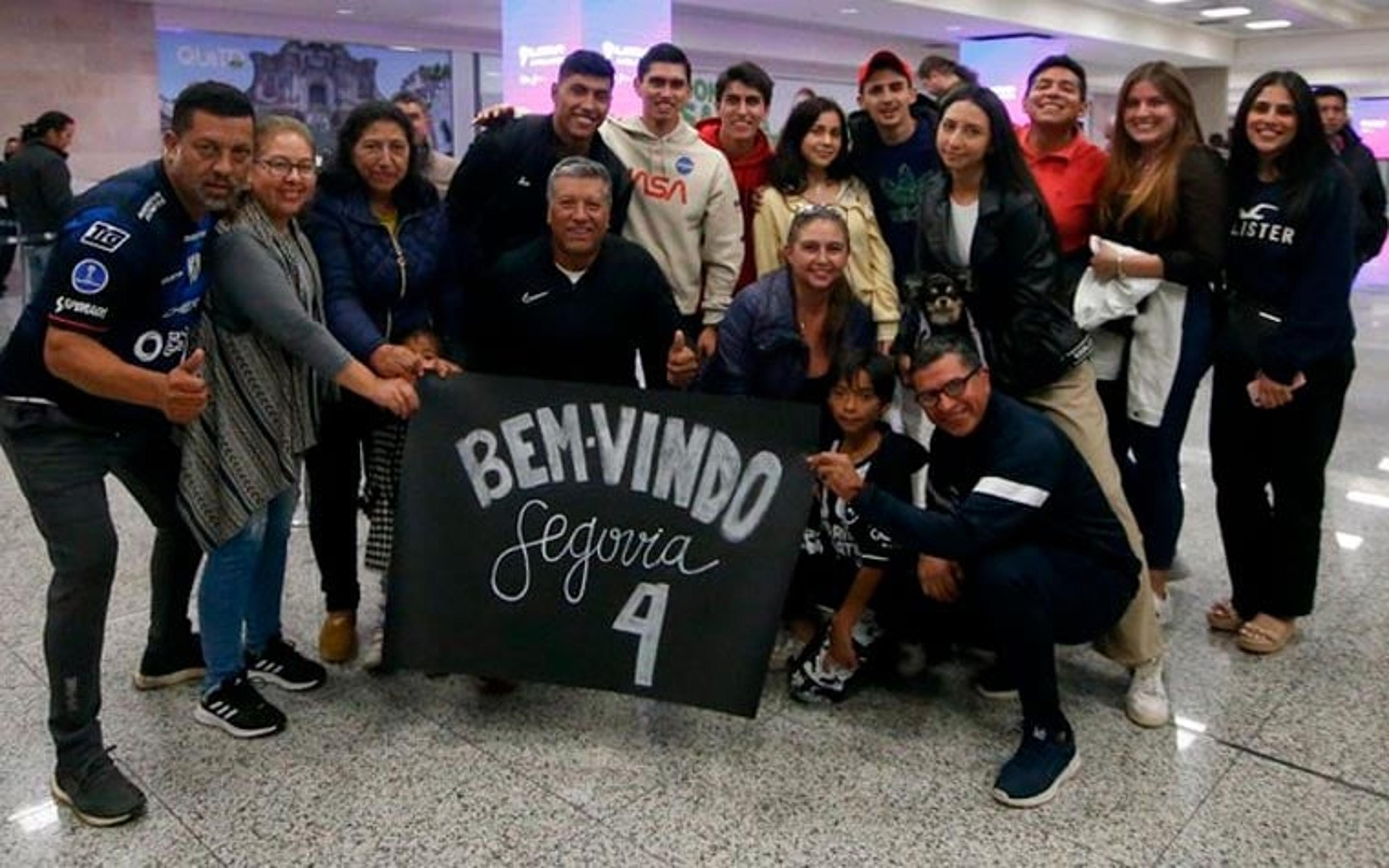 Recepção a Segovia marca desembarque do Botafogo em Quito