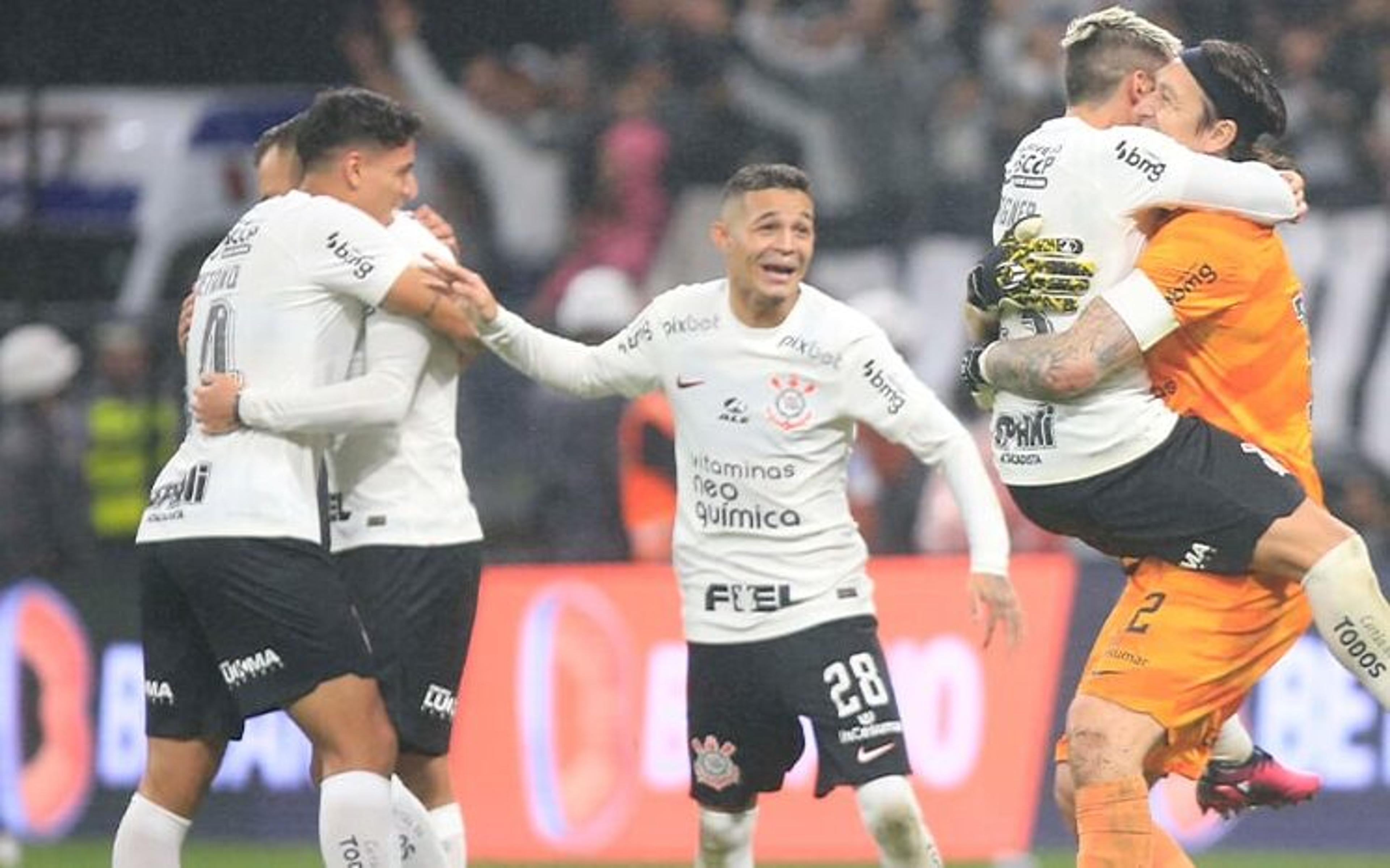 VÍDEO: Jogadores extravasam e comemoram classificação do Corinthians ao lado de Cássio no gramado