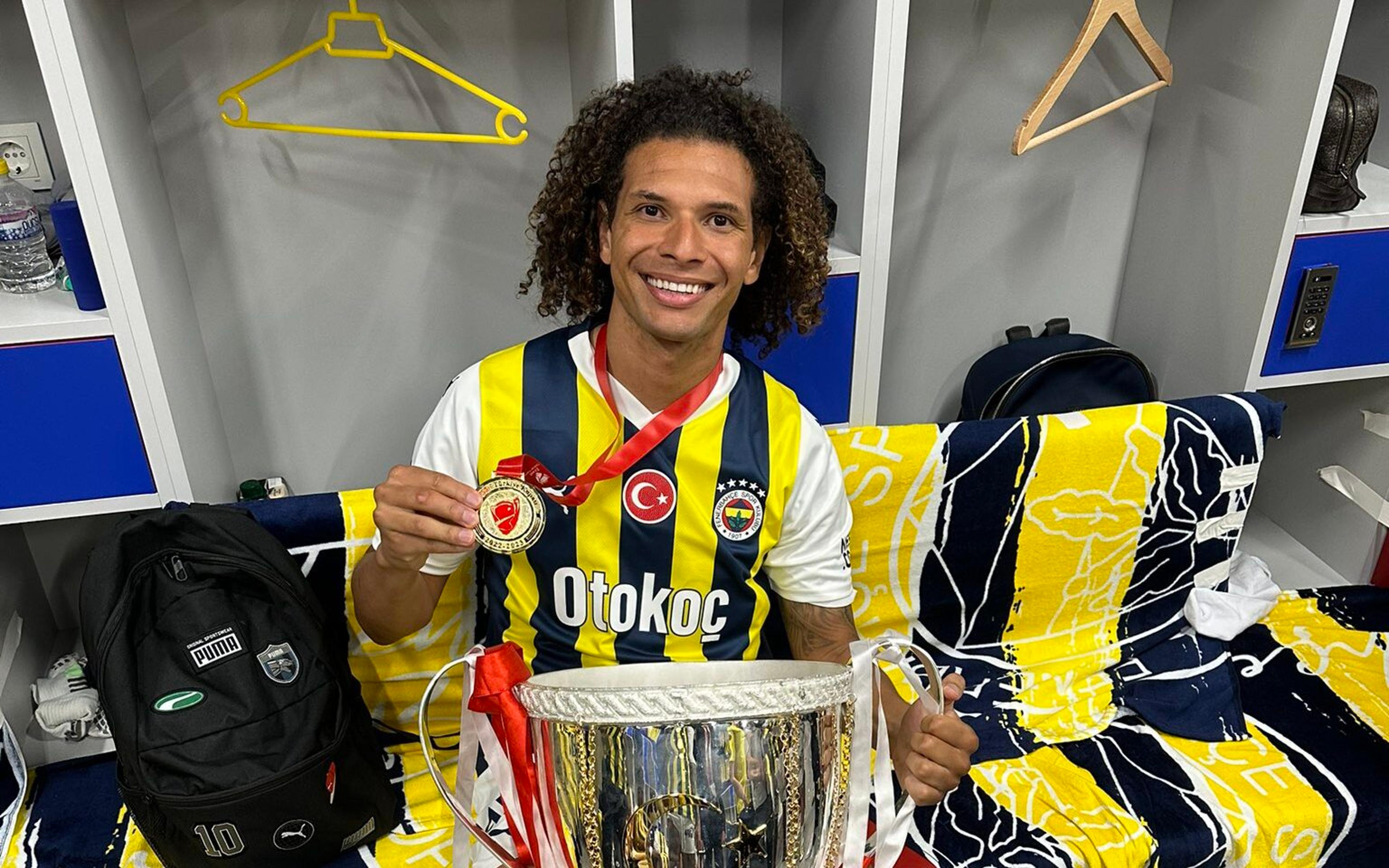 Willian Arão conquista primeiro título com a camisa do Fenerbahçe