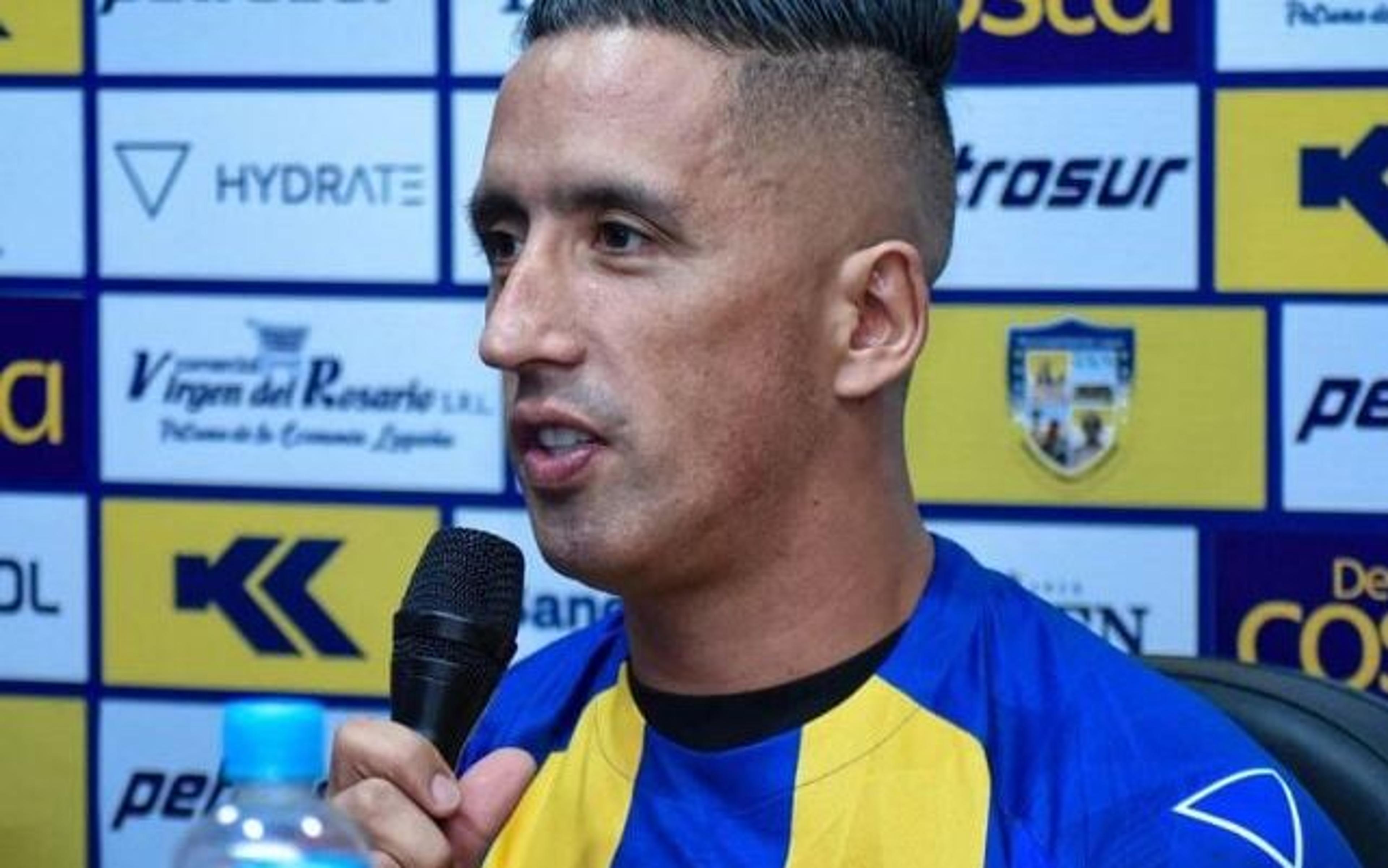 Lembra dele? Lucas Barrios é apresentado em novo clube