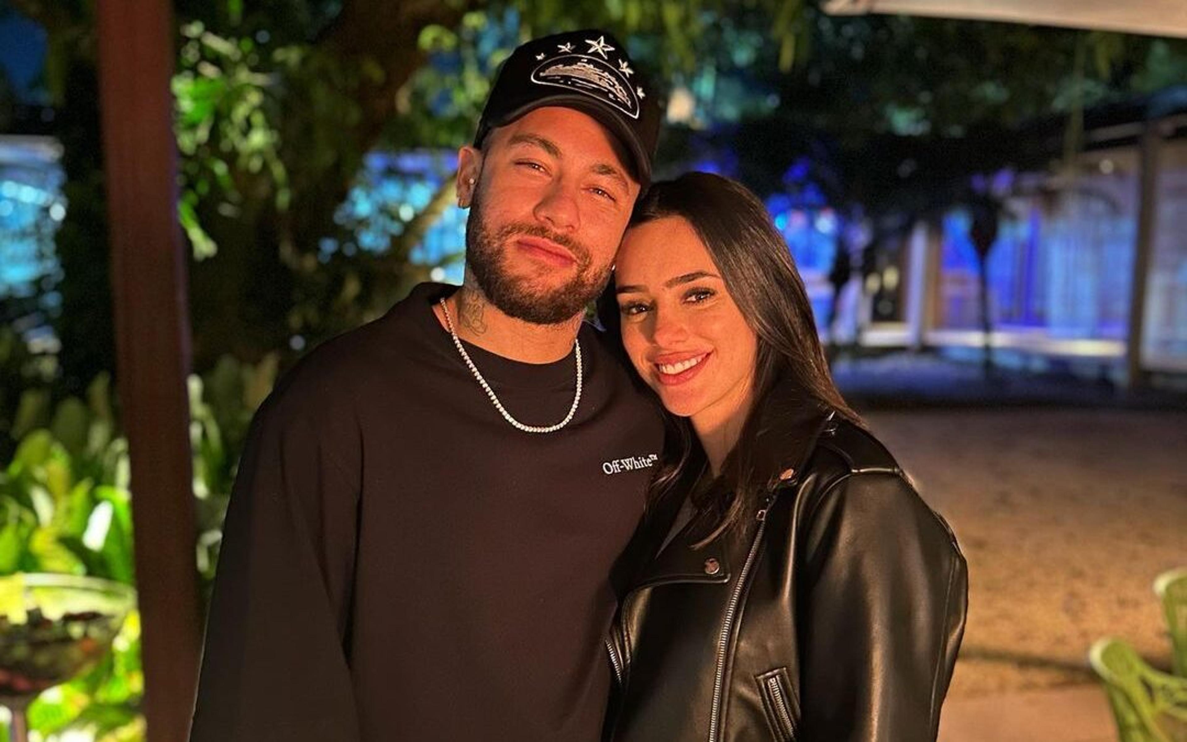 Neymar vai a leilão beneficente com Bruna Biancardi e filho em meio à polêmica