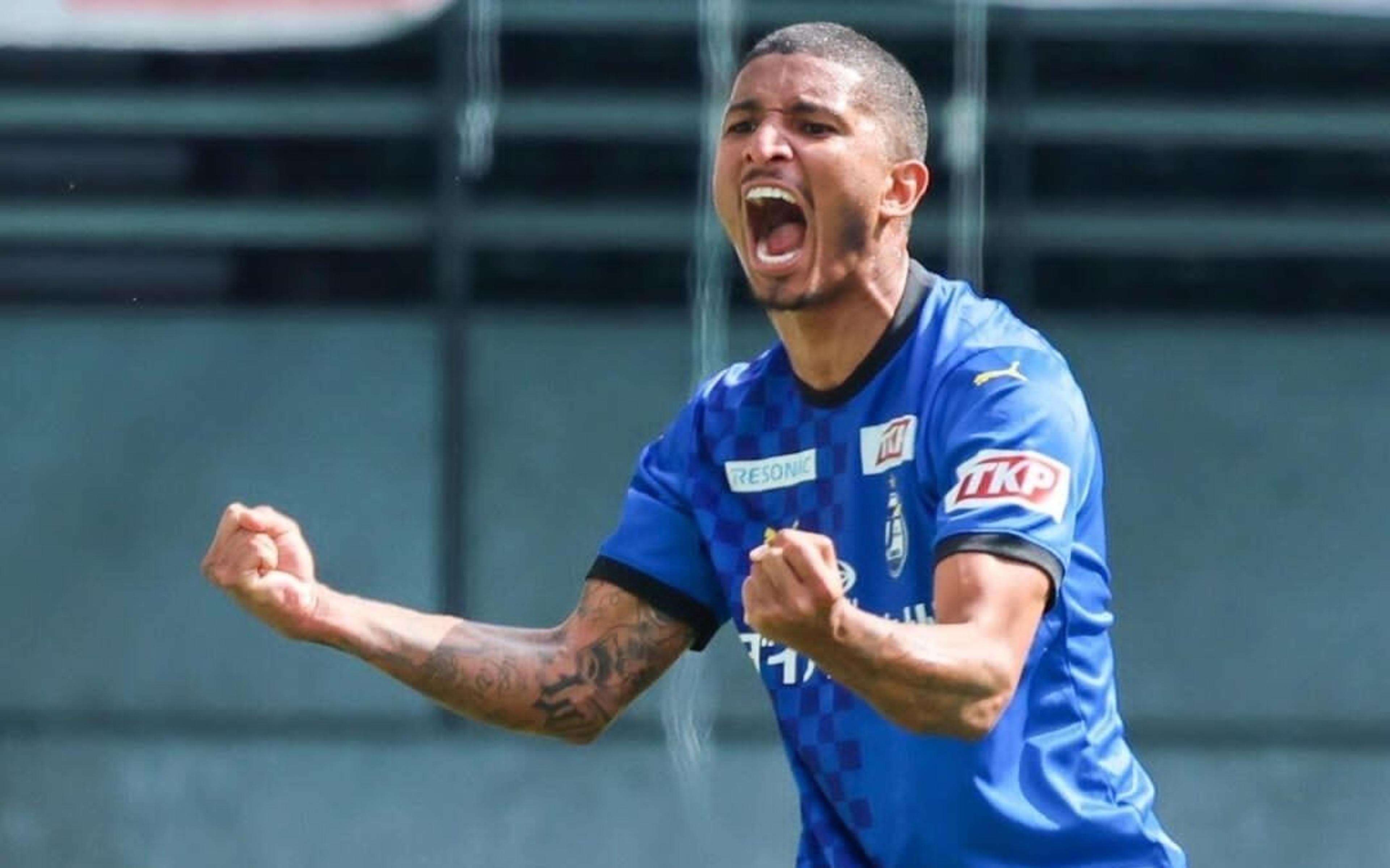 Oita Trinita, do brasileiro Pereira, vence, se reabilita e é vice-líder da J-League 2