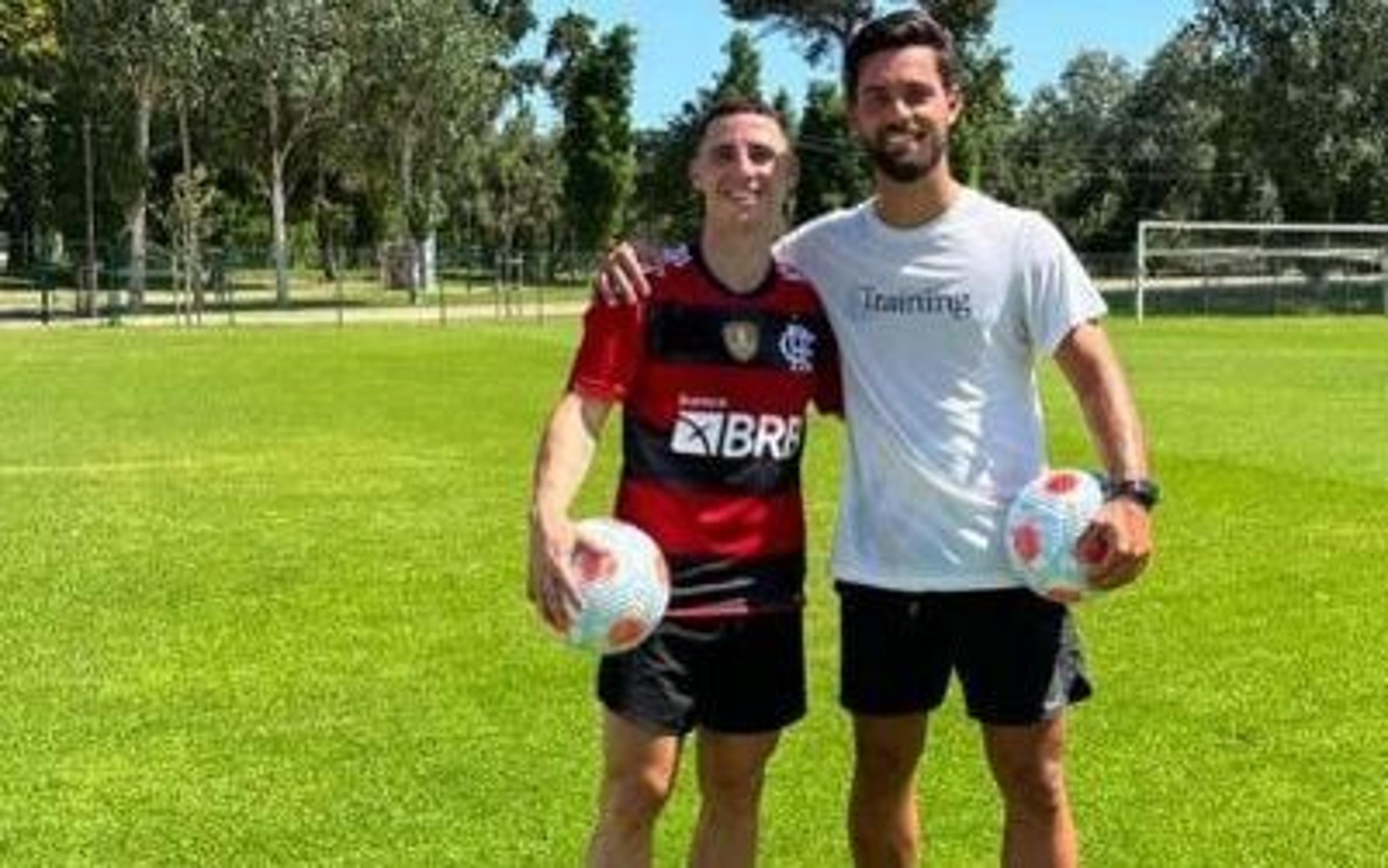 Jogador da Premier League veste camisa do Flamengo e atleta do Botafogo provoca: ‘Fraca’