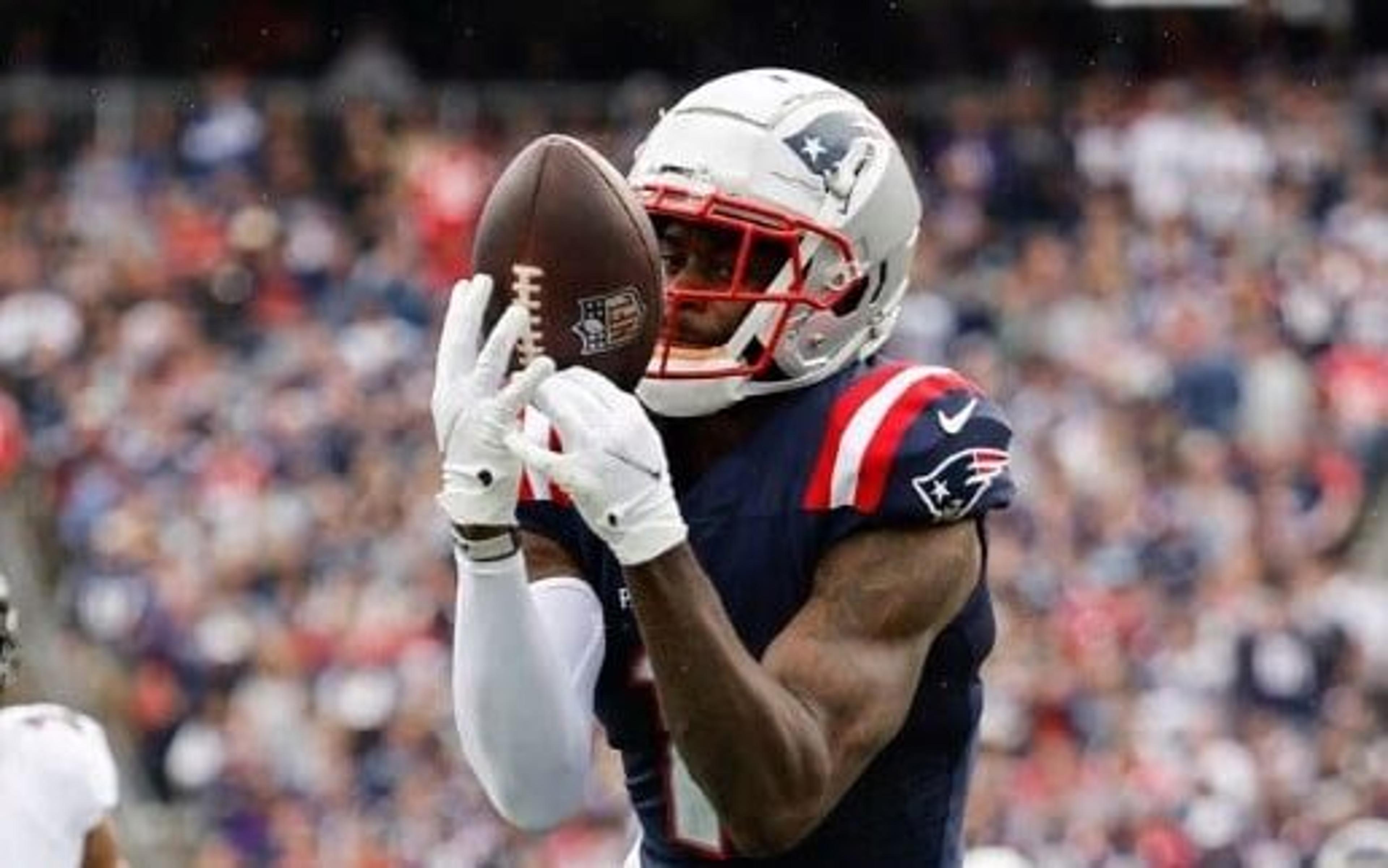 New England Patriots renova contrato do wide receiver DeVante Parker