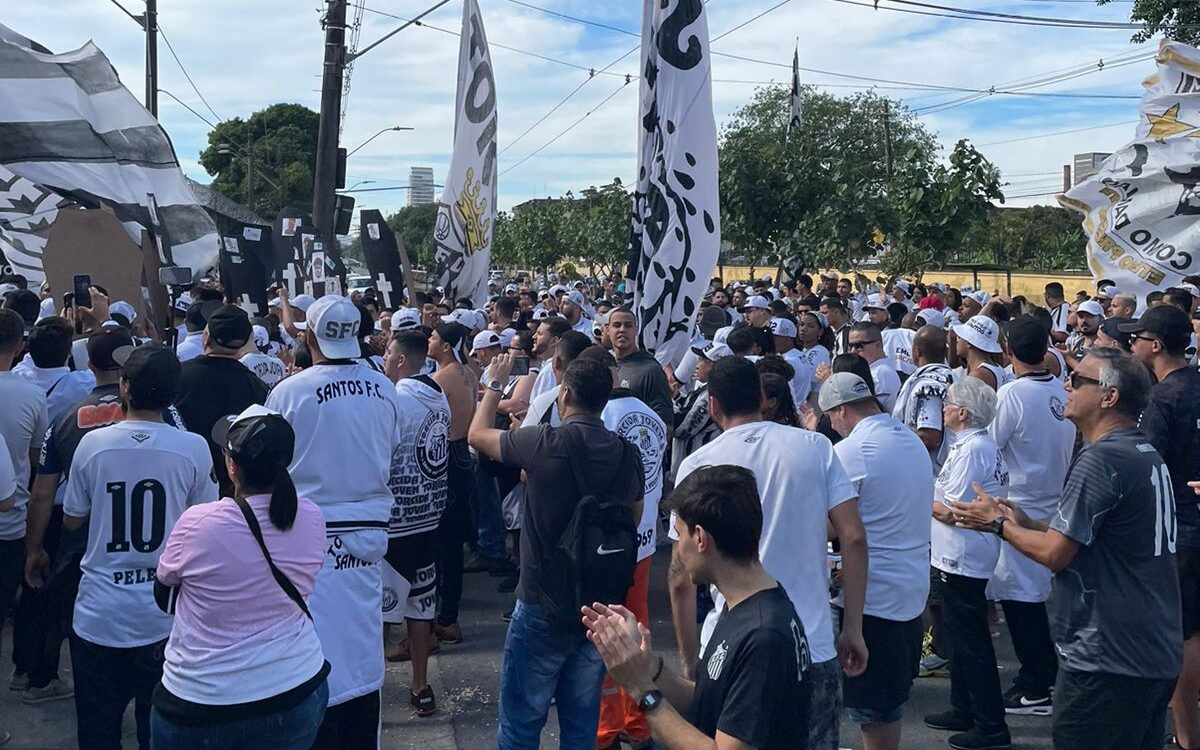 Líder do protesto diz que torcida do Santos ‘não vai admitir derrota para o Corinthians’