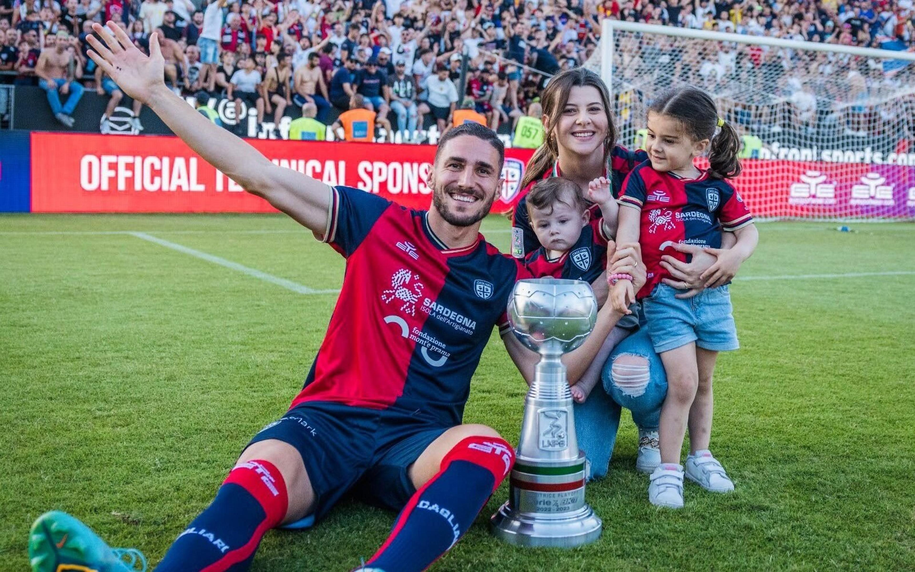 Titular do Cagliari, e com grandes atuações na temporada, Paulo Azzi comemora acesso na Série B italiana