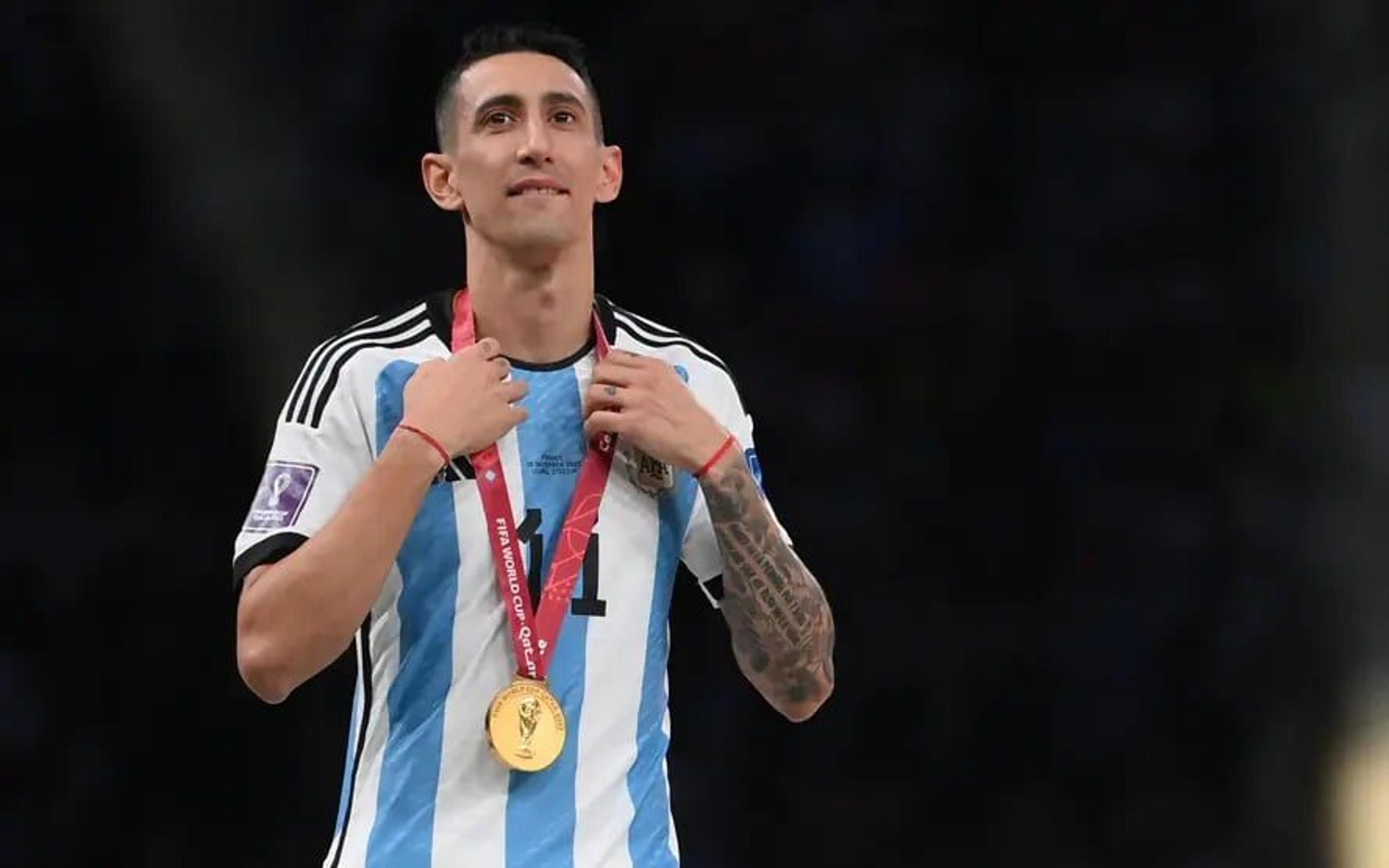 Di María adia retorno à Argentina e quer permanecer na Europa visando a Copa América 2024; jogador está sem clube