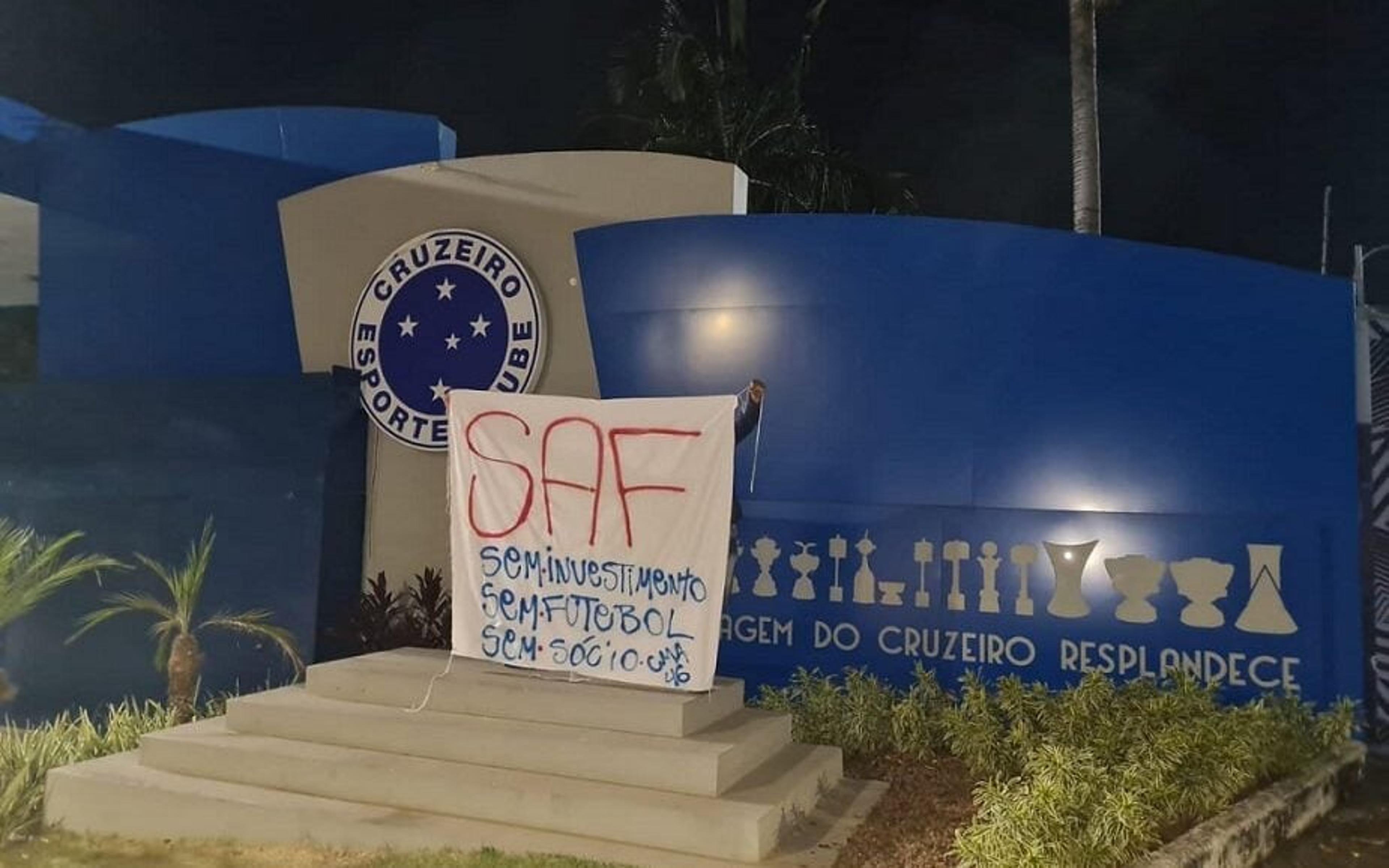 Torcedores espalham faixas com críticas a jogadores e à SAF do Cruzeiro