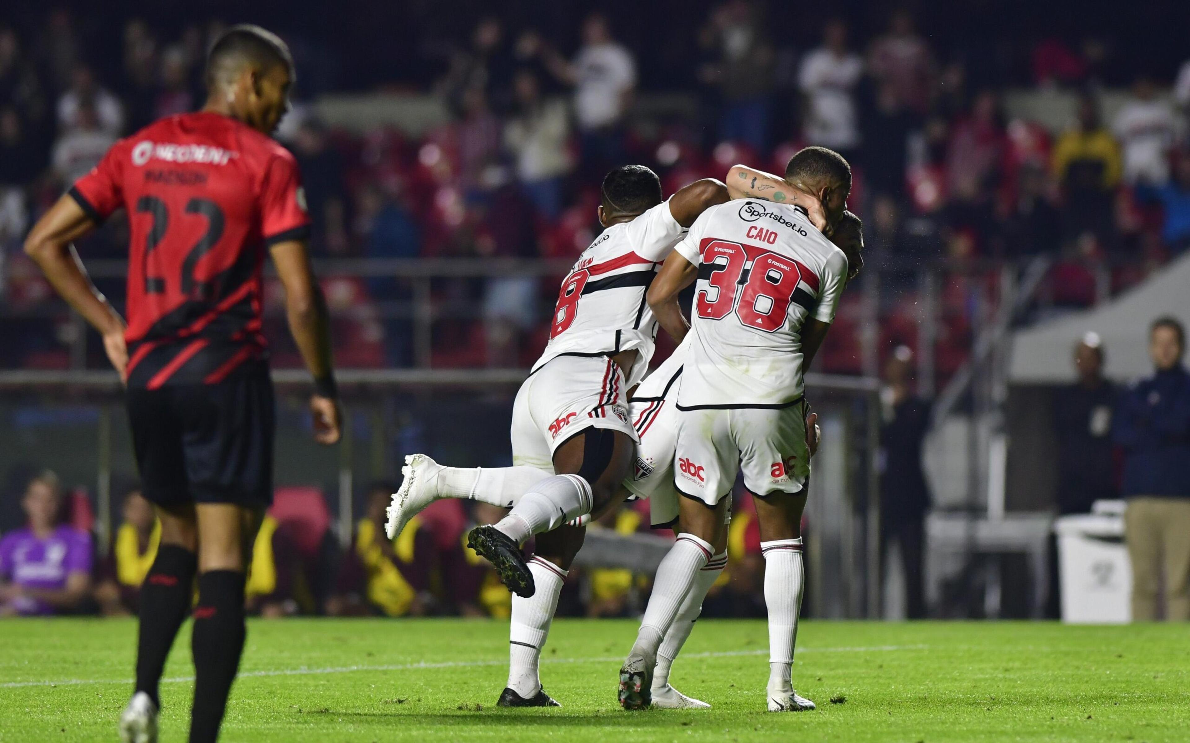 São Paulo corre atrás do resultado, vence o Athletico-PR e dorme no G6 do Brasileirão