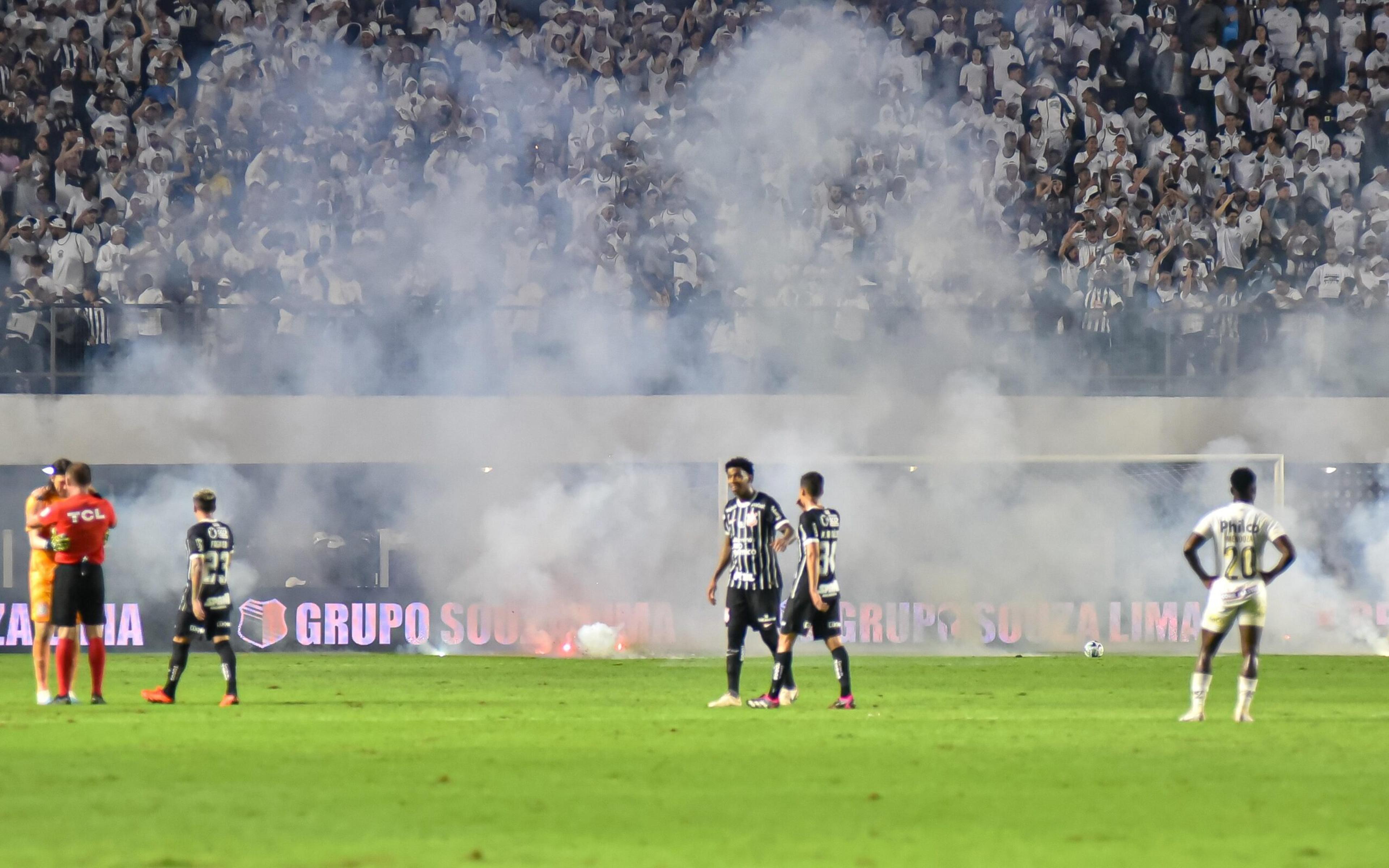 VÍDEO: Veja o momento em que a torcida do Santos joga bombas no gramado da Vila Belmiro