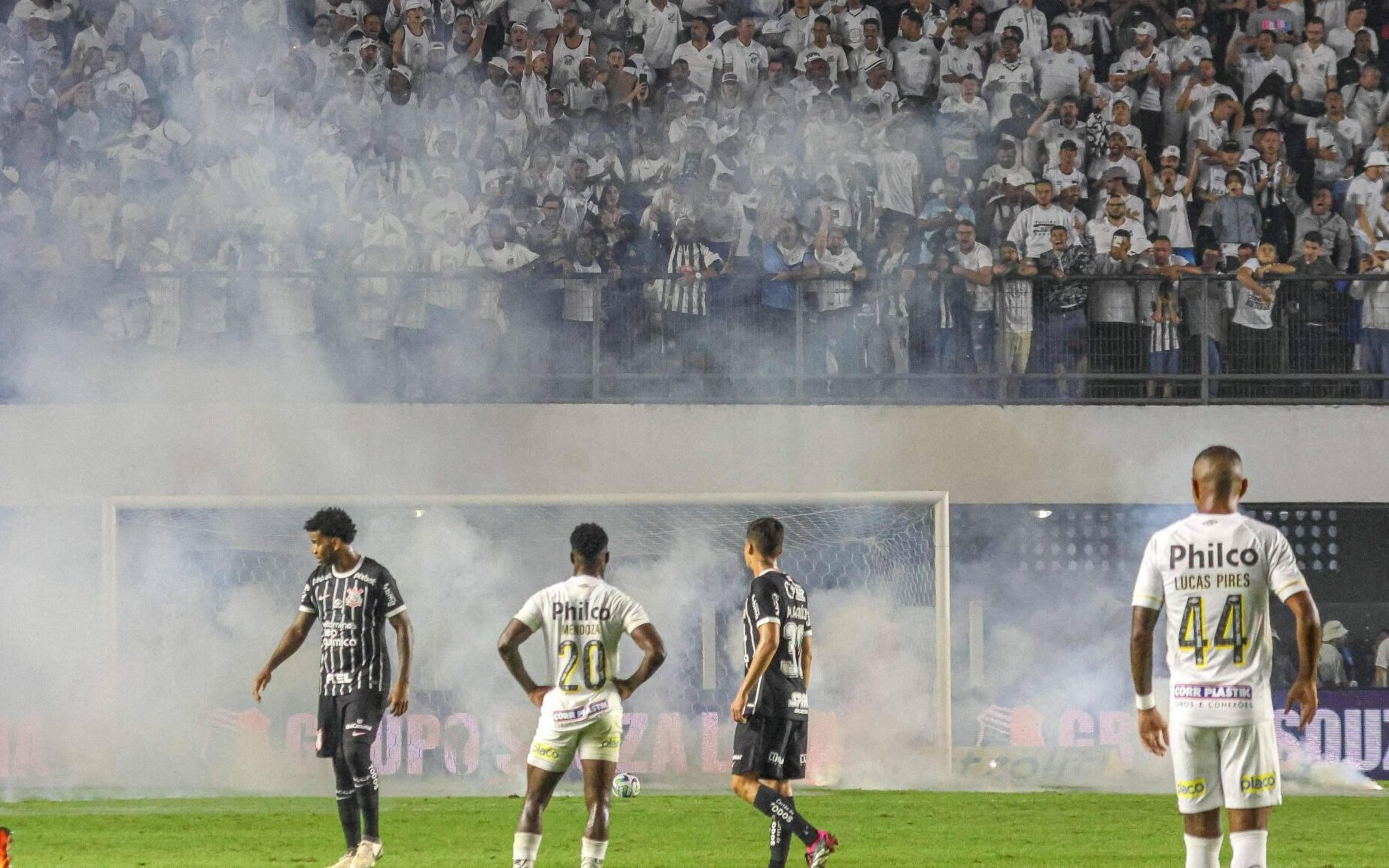 Polícia identifica torcedores do Santos que arremessaram rojões no gramado da Vila Belmiro