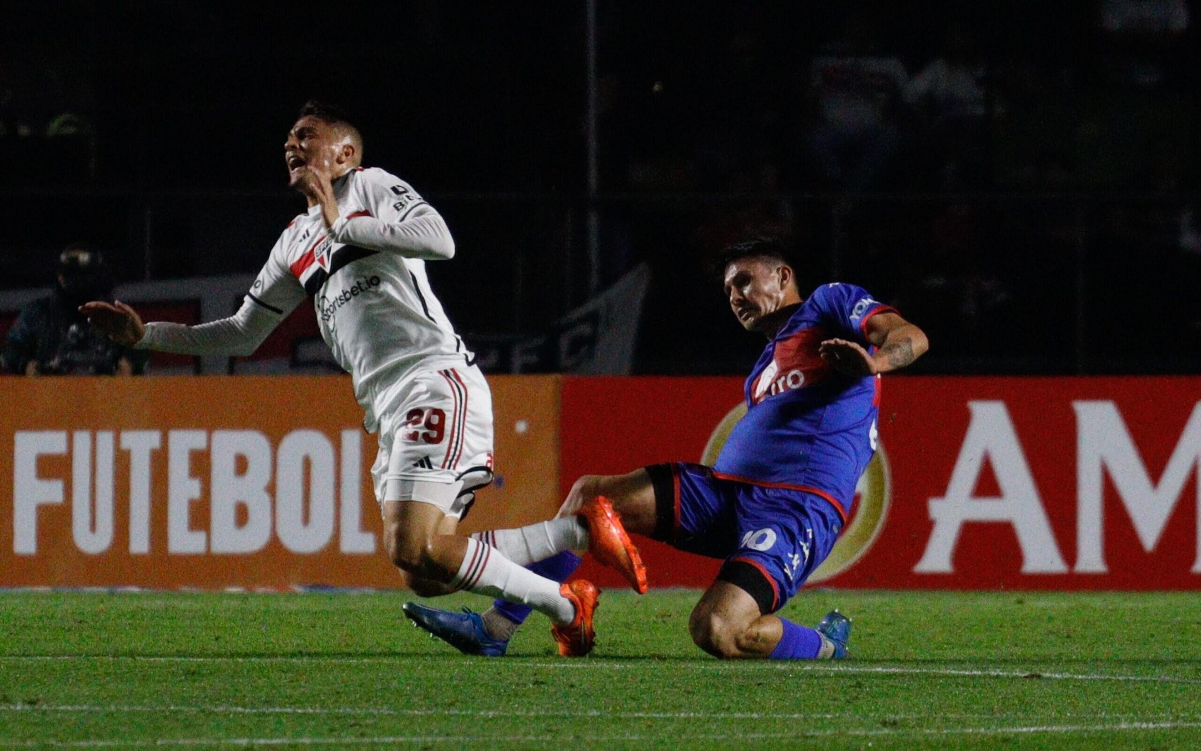 VÍDEO: Conmebol divulga áudio de decisão do VAR em lance com Pablo Maia na partida entre São Paulo e Tigre