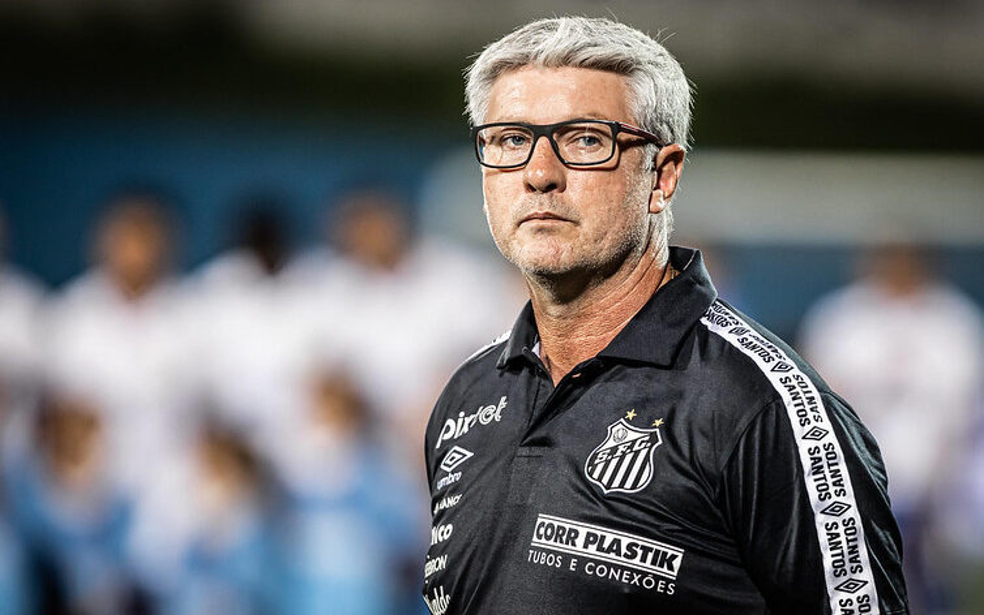 Perto de decisão na Sul-Americana, diretoria do Santos respalda trabalho de Odair Hellmann