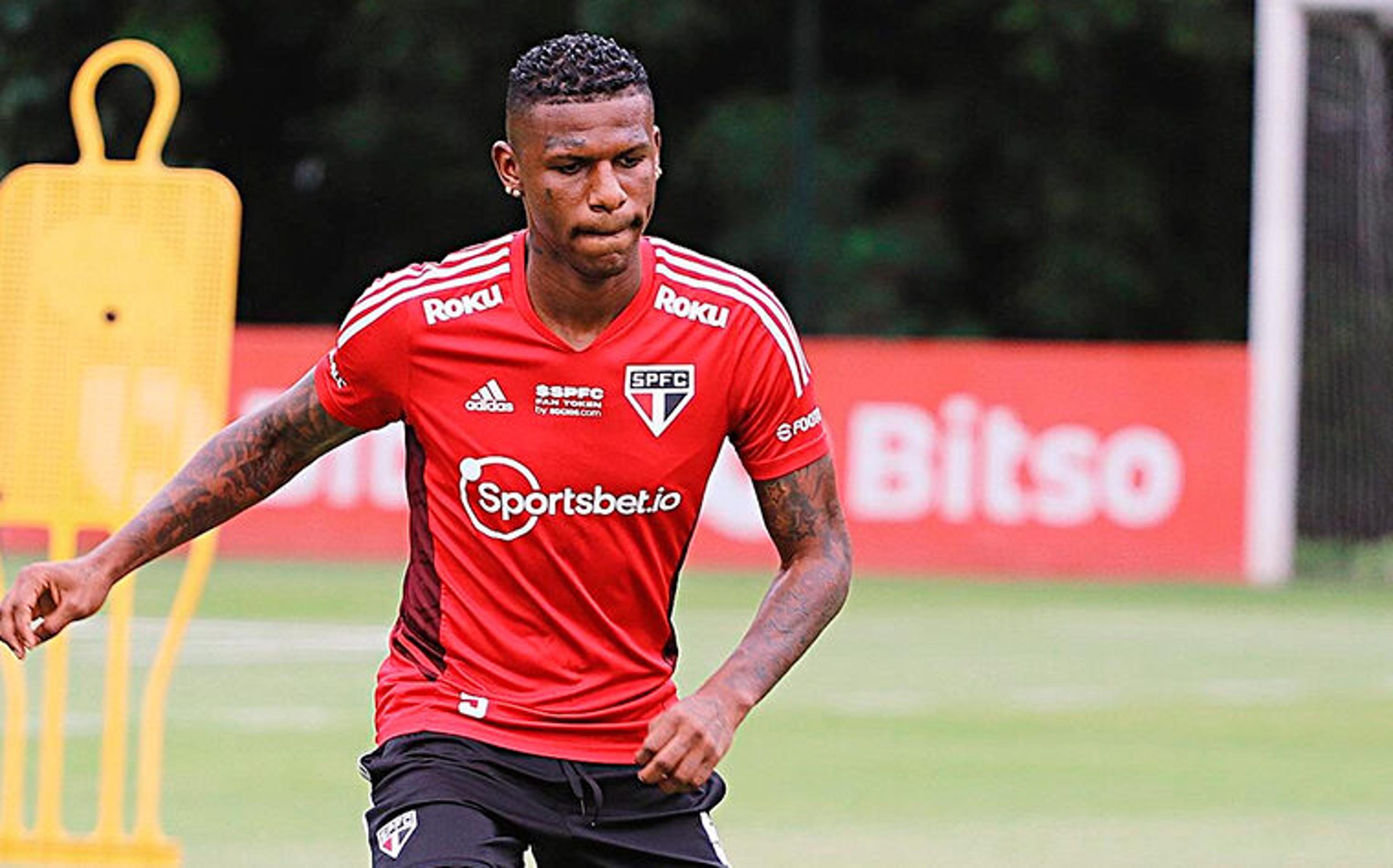 Web recupera foto de Arboleda com camisa do Palmeiras após falhas do zagueiro do São Paulo