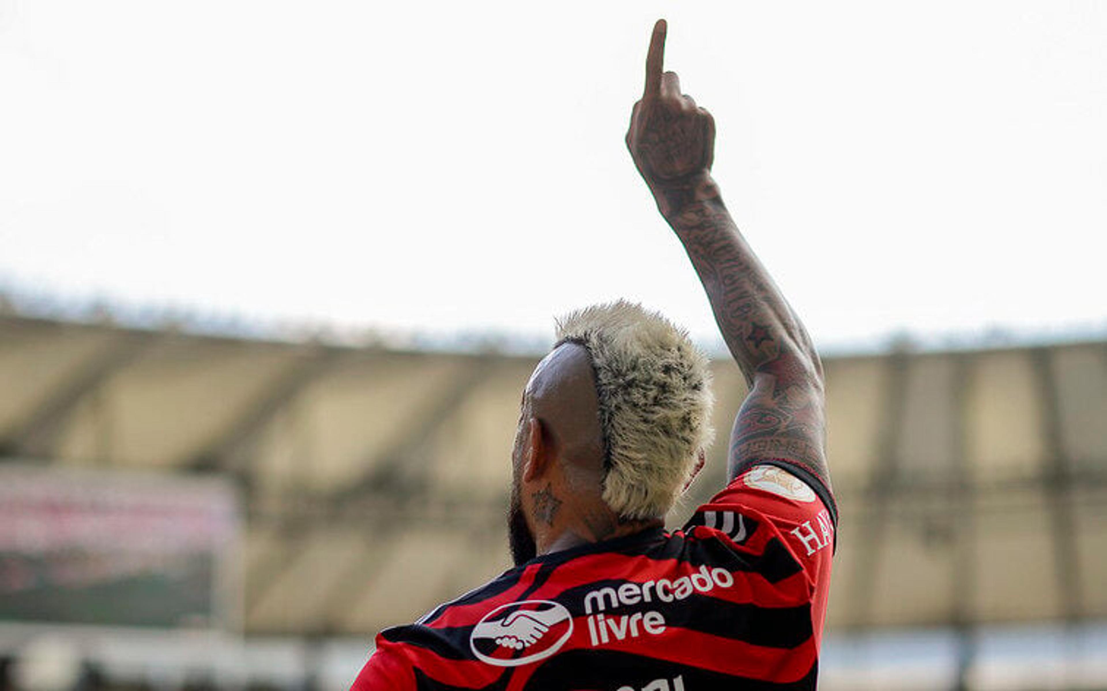 Títulos e polêmicas: relembre momentos da passagem de Vidal pelo Flamengo