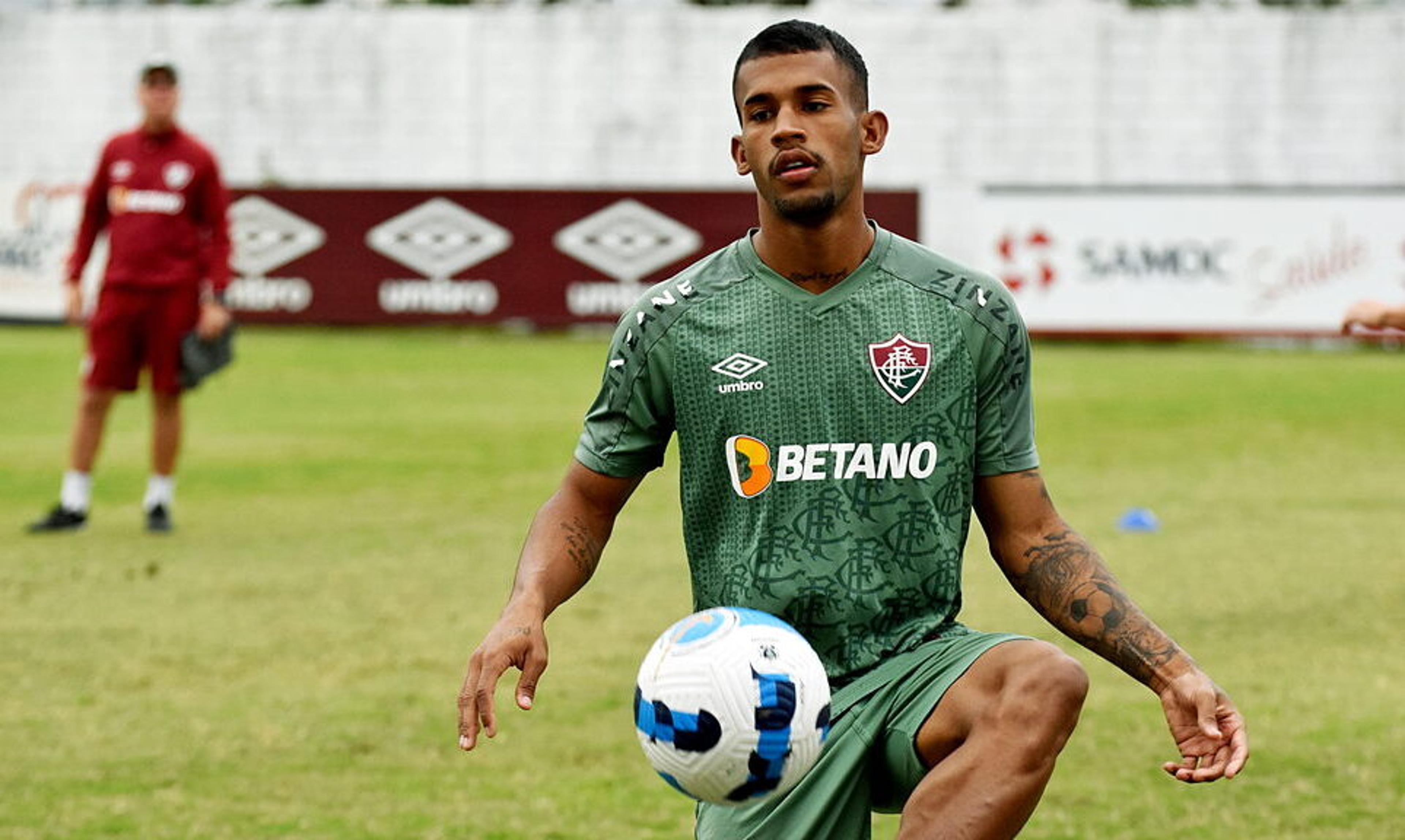 Queridinho dos torcedores do Fluminense, Edinho é opção contra o Atlético-MG; André, com a Seleção, é dúvida