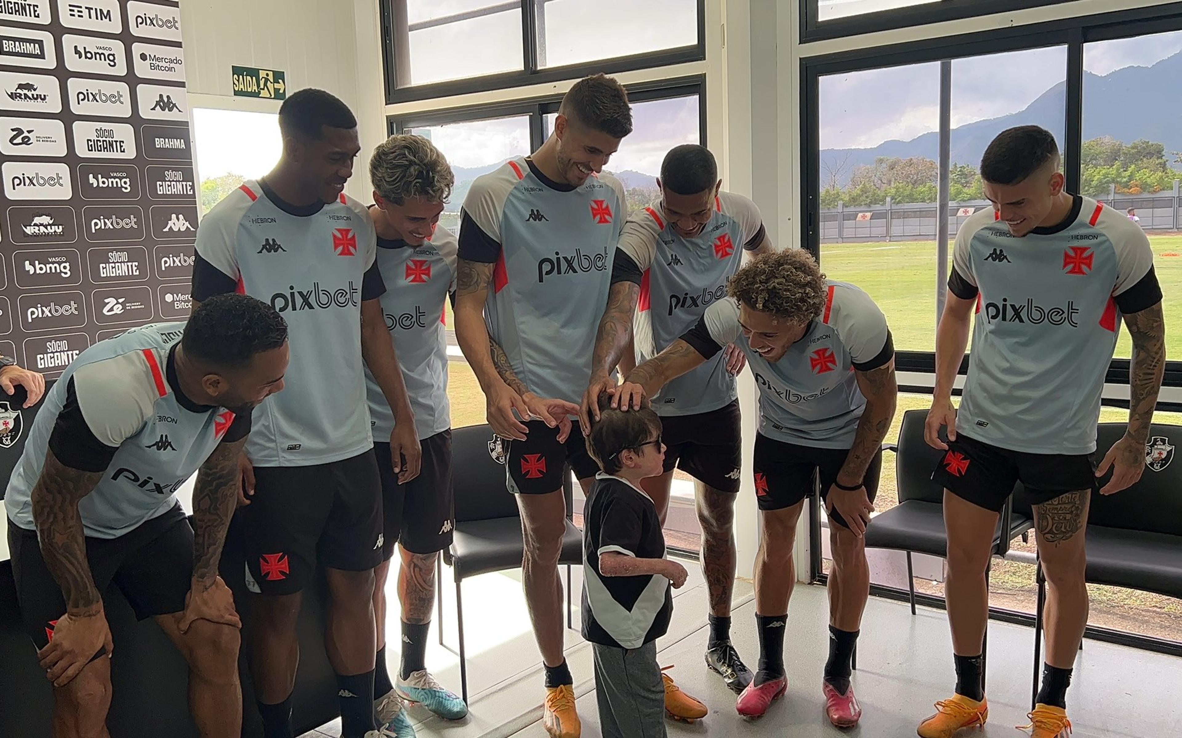 Gui visita jogadores do Vasco no CT após receber alta do hospital