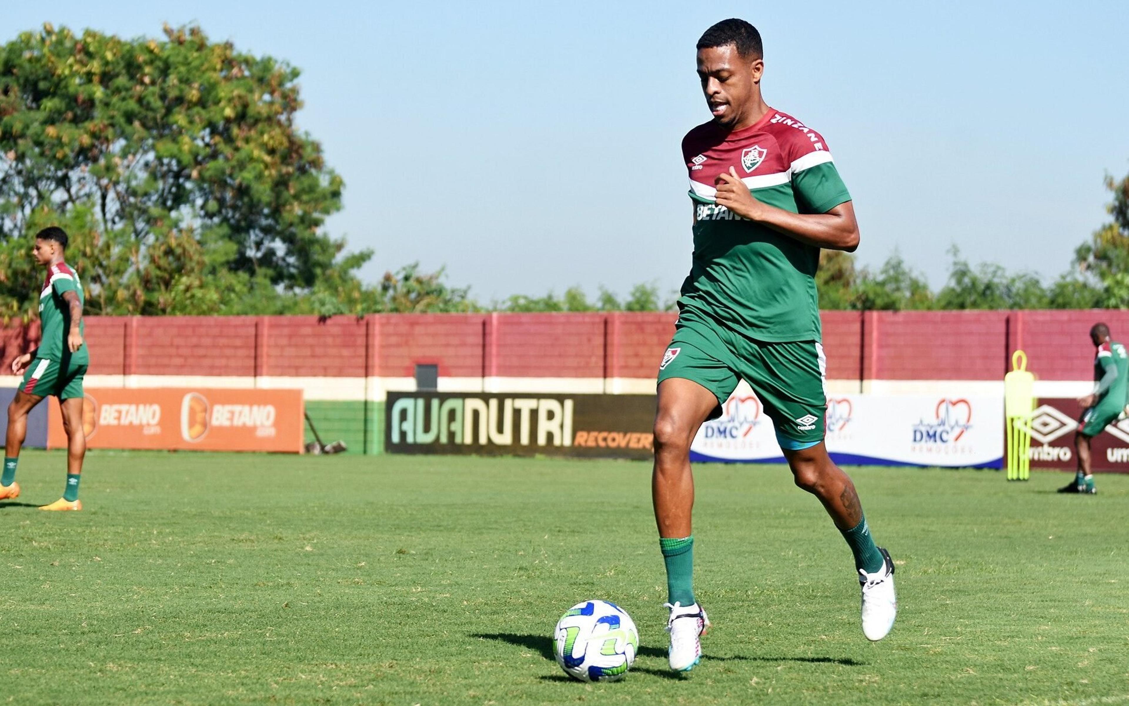 Atacante do Fluminense treina normalmente e aumenta expectativa por retorno