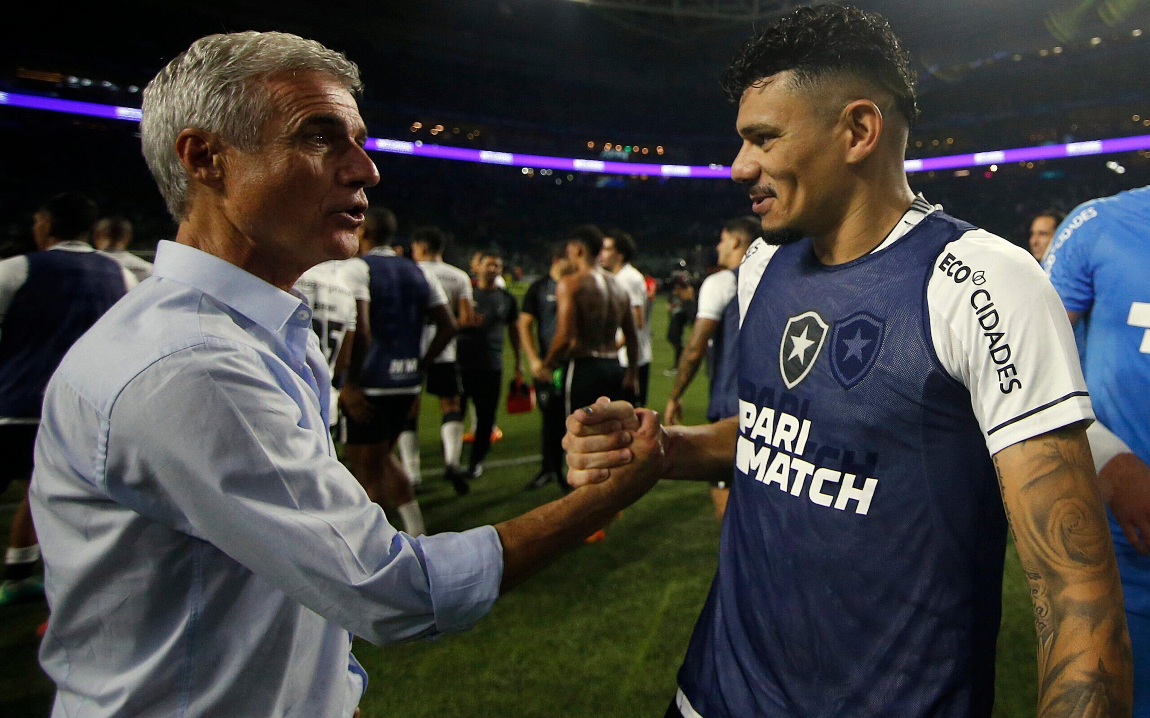 Luís Castro celebra vitória do Botafogo nas redes e recebe apelo de torcedores: ‘Fica, mister’